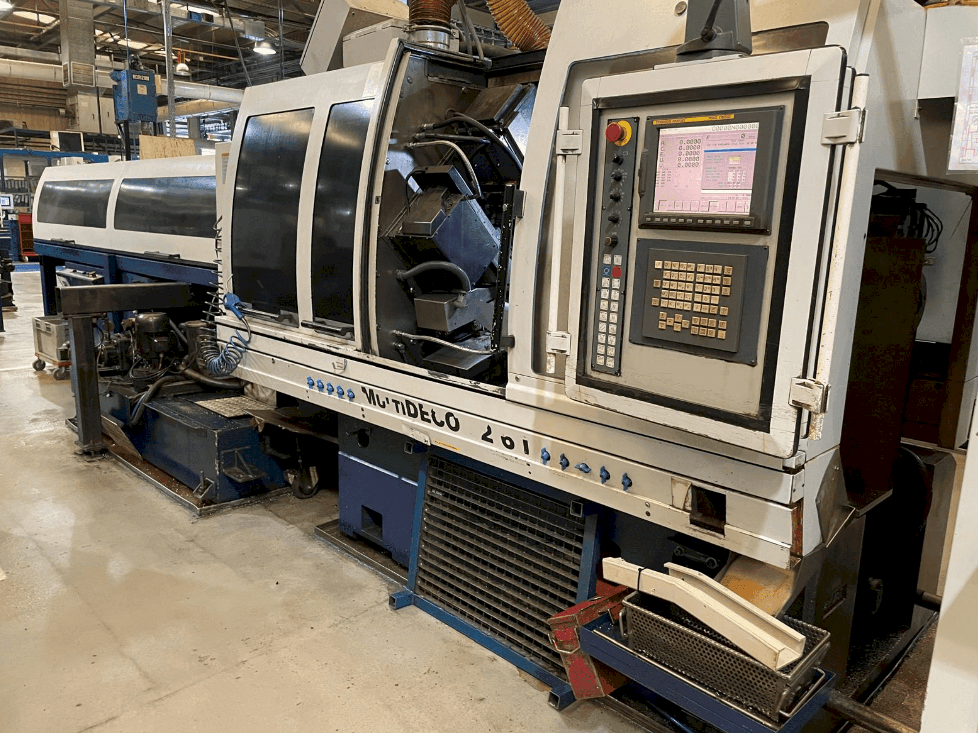 Čelní pohled  na TORNOS MultiDeco 32-6i  stroj