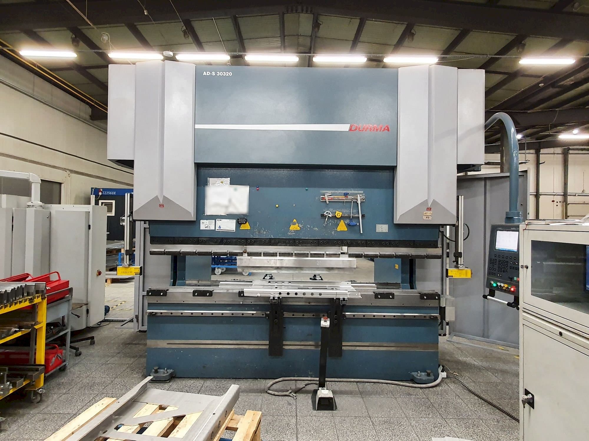 Čelní pohled  na Durma AD-S 30320  stroj