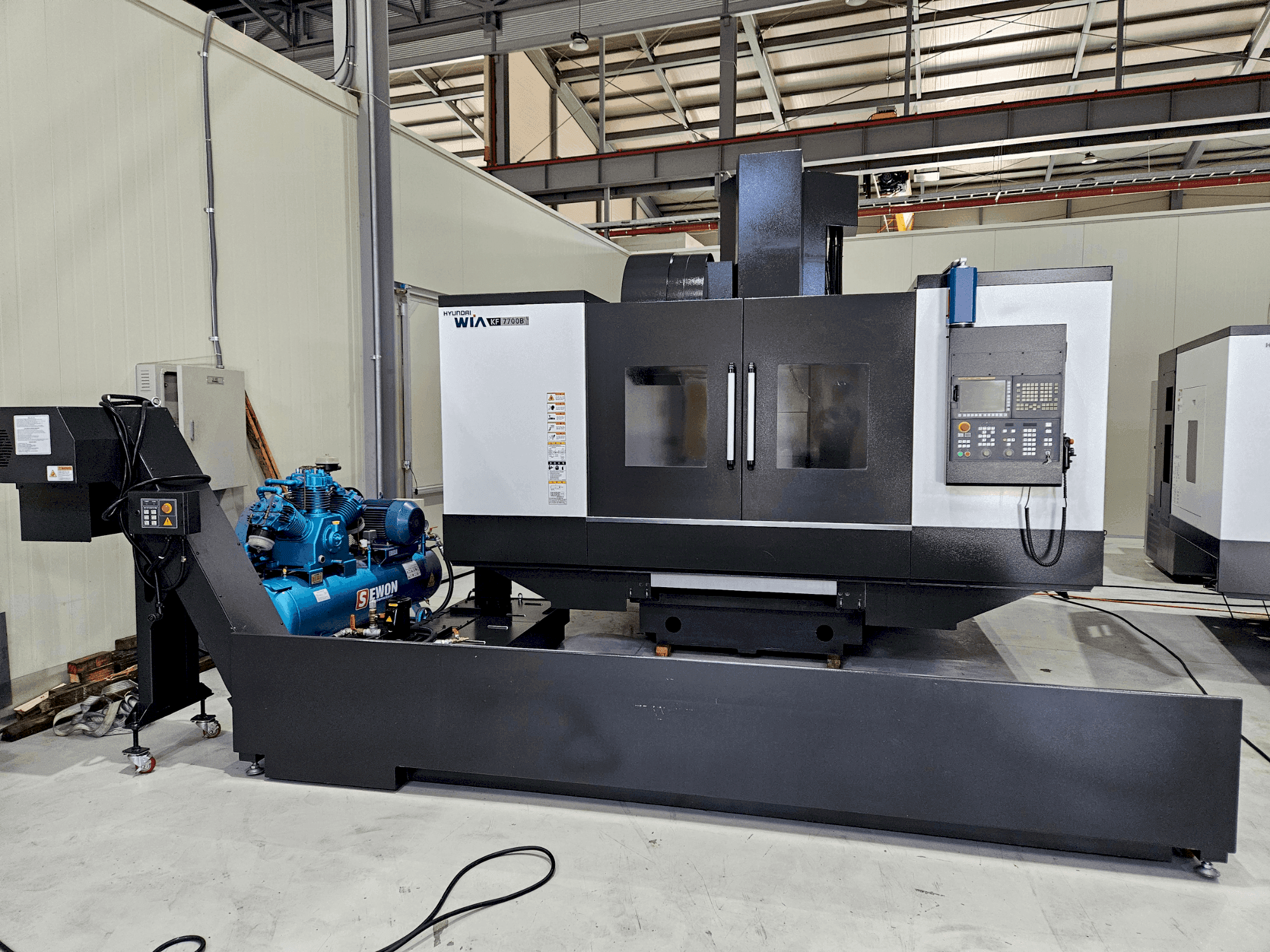 Čelní pohled  na Hyundai Wia WIA KF 7700 B  stroj