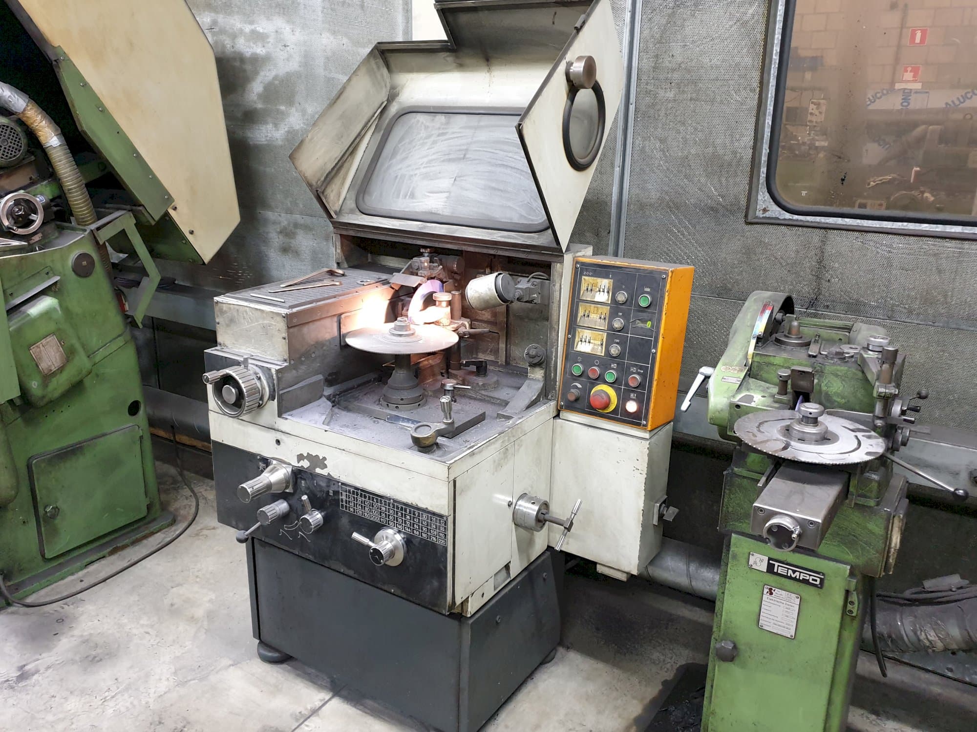 Pravý pohled  na Loroch K400 stroj