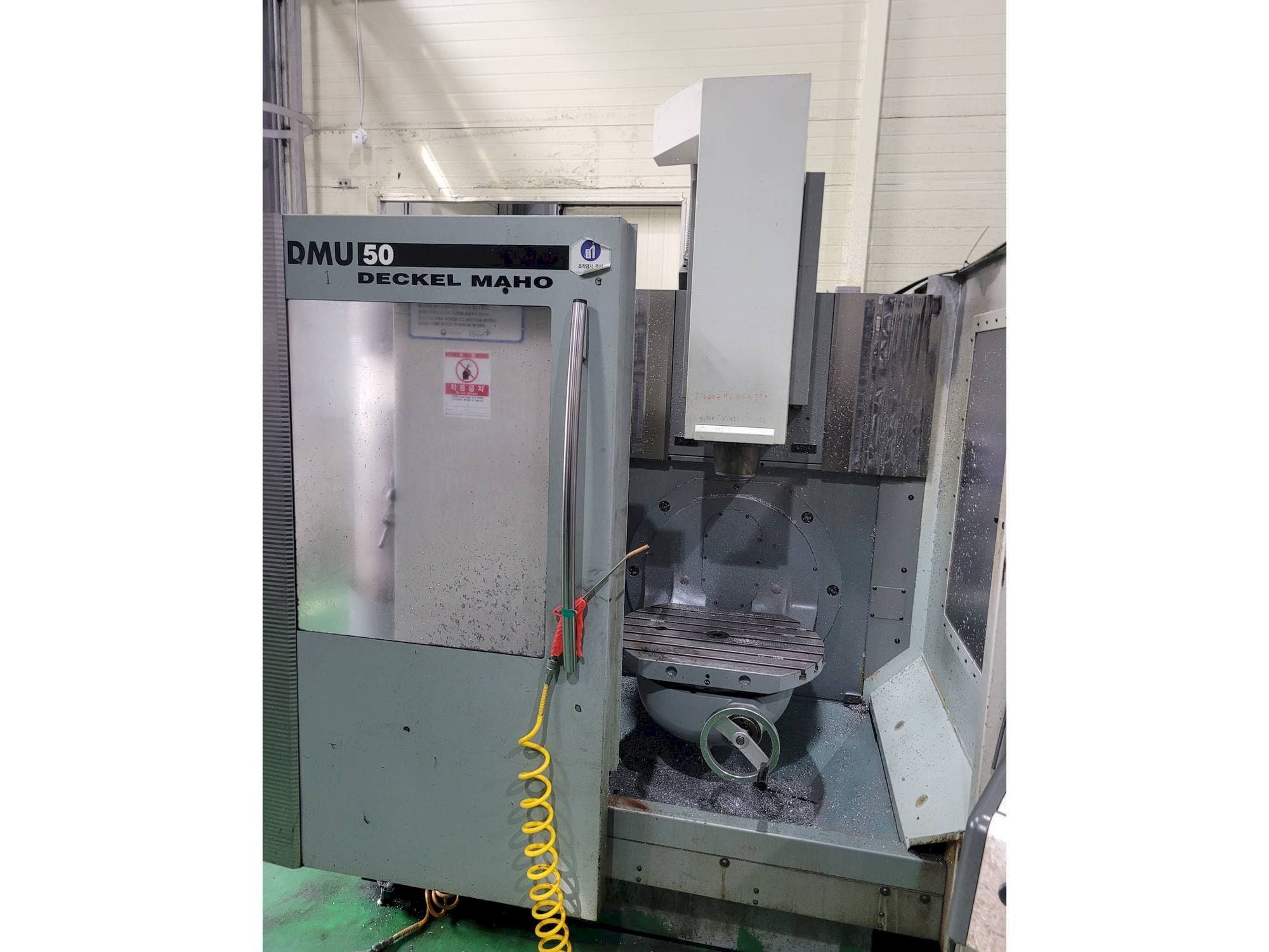 Čelní pohled  na DECKEL MAHO DMU 50  stroj