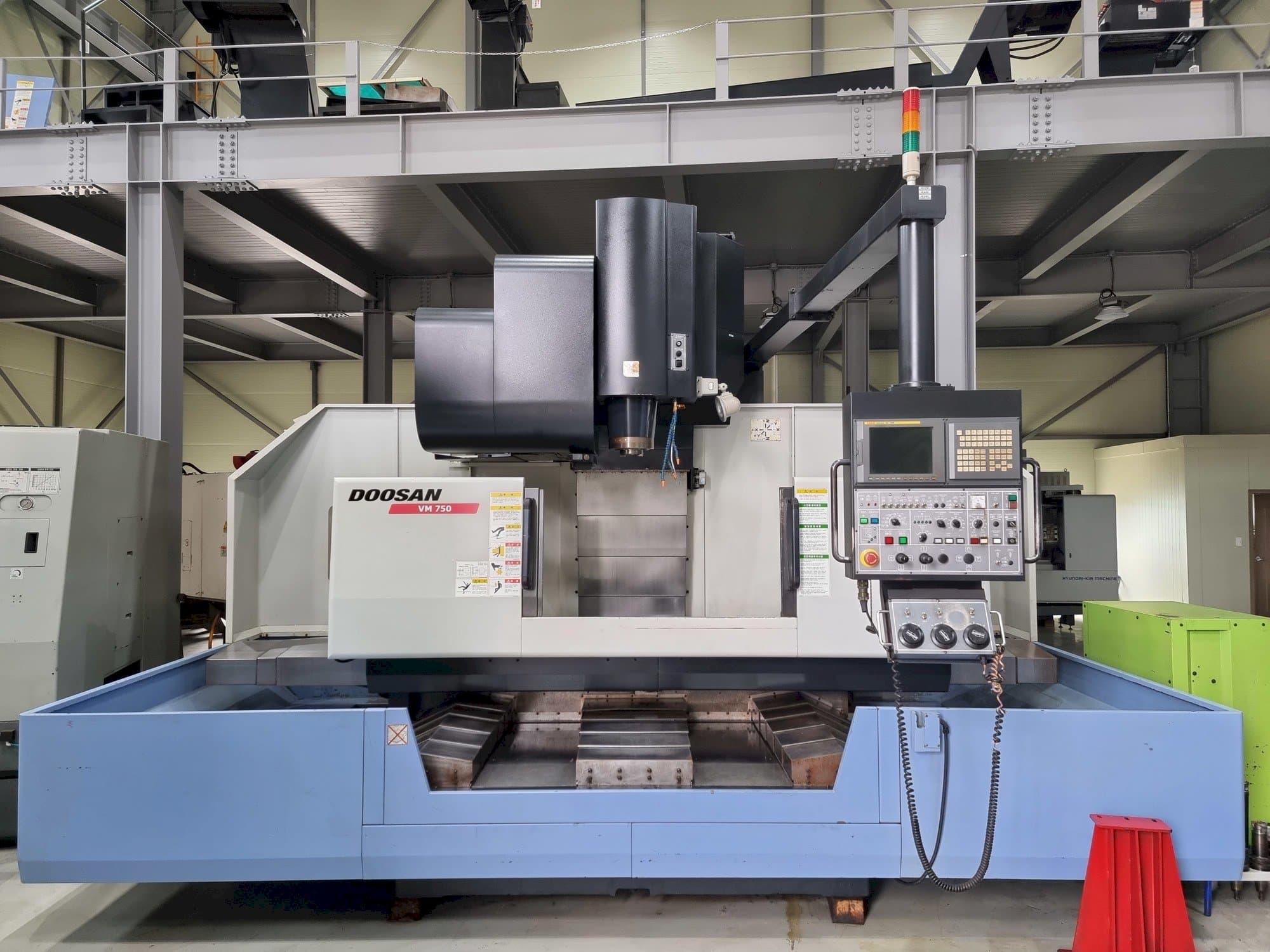 Čelní pohled  na Doosan VM750  stroj