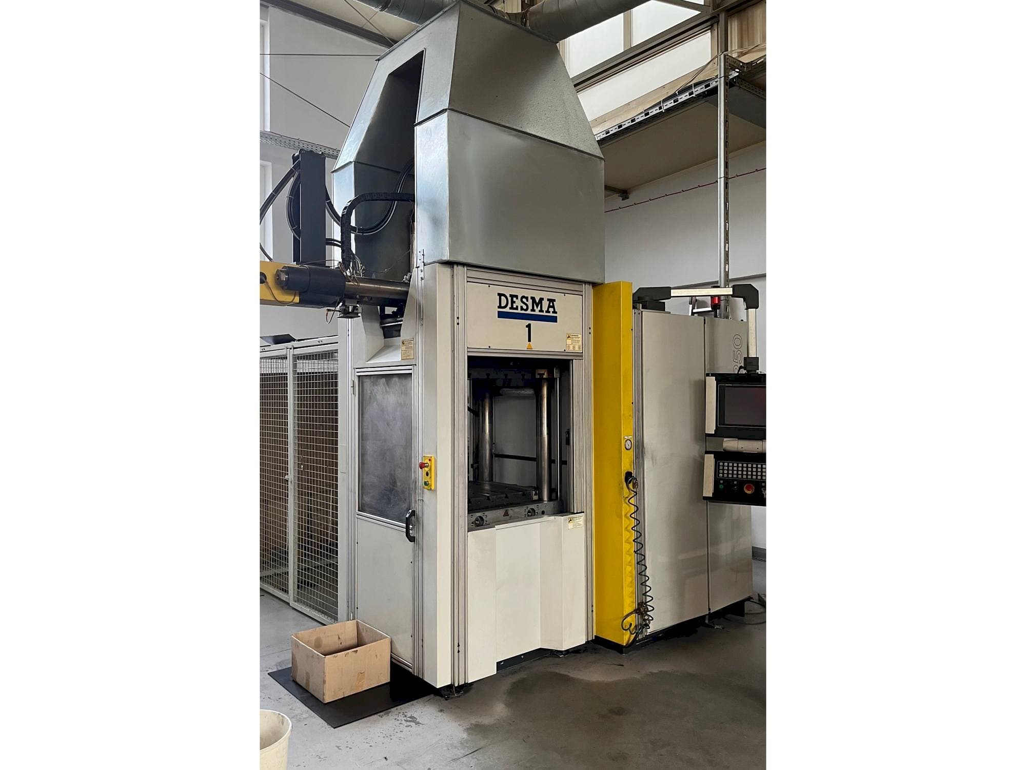 Čelní pohled  na Kloeckner Desma 968.250 ZO  stroj