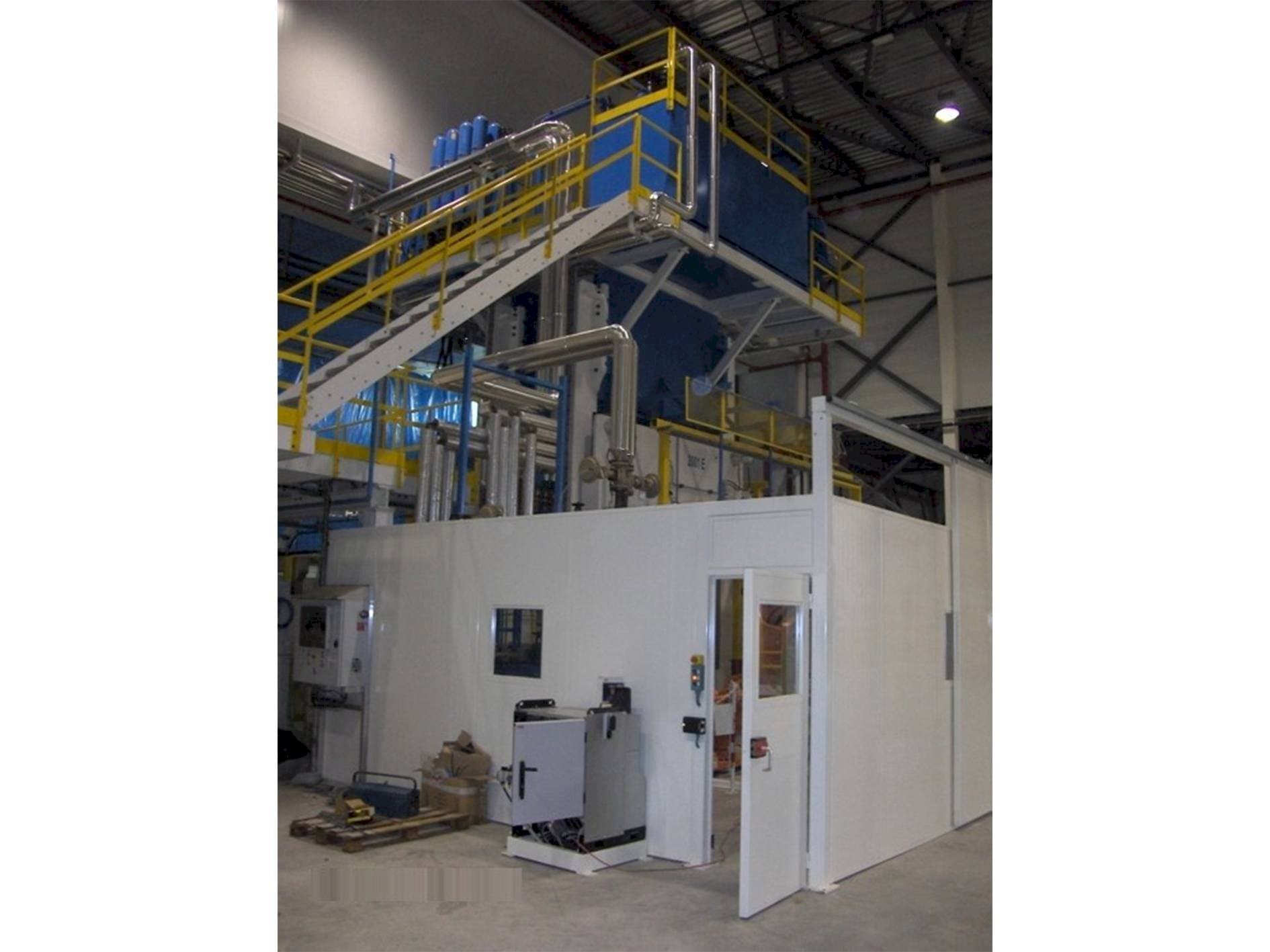 Čelní pohled  na Pinette 2000 Ton  stroj