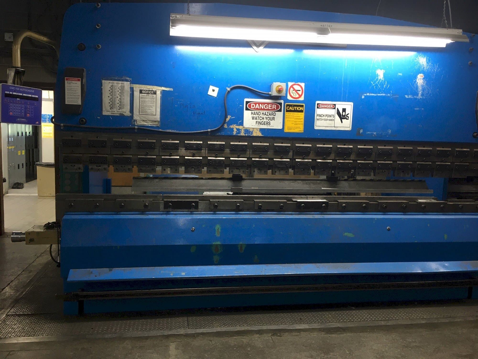 Čelní pohled  na PROMECAM 204  stroj