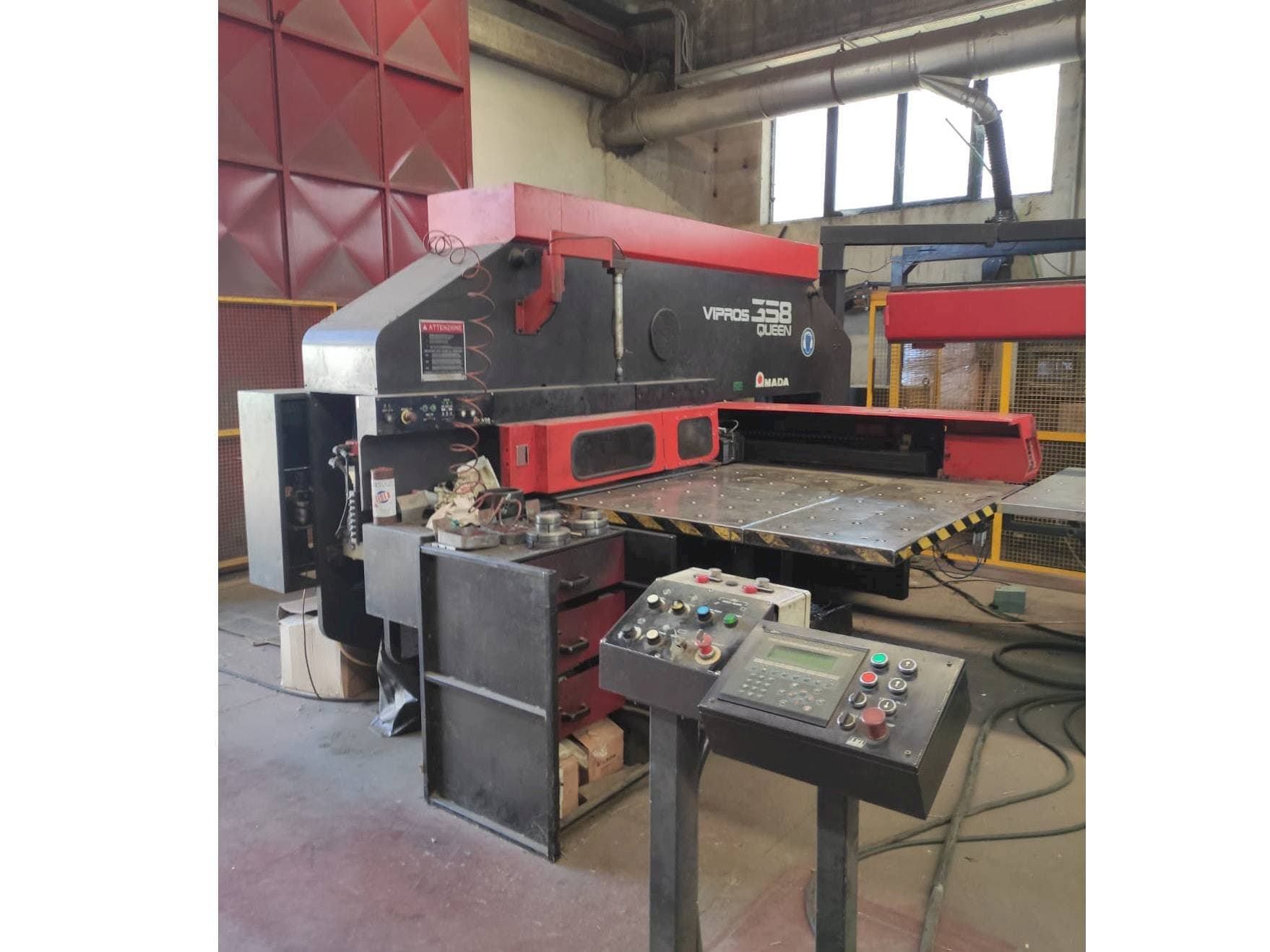 Čelní pohled  na AMADA VIPROS 358  stroj