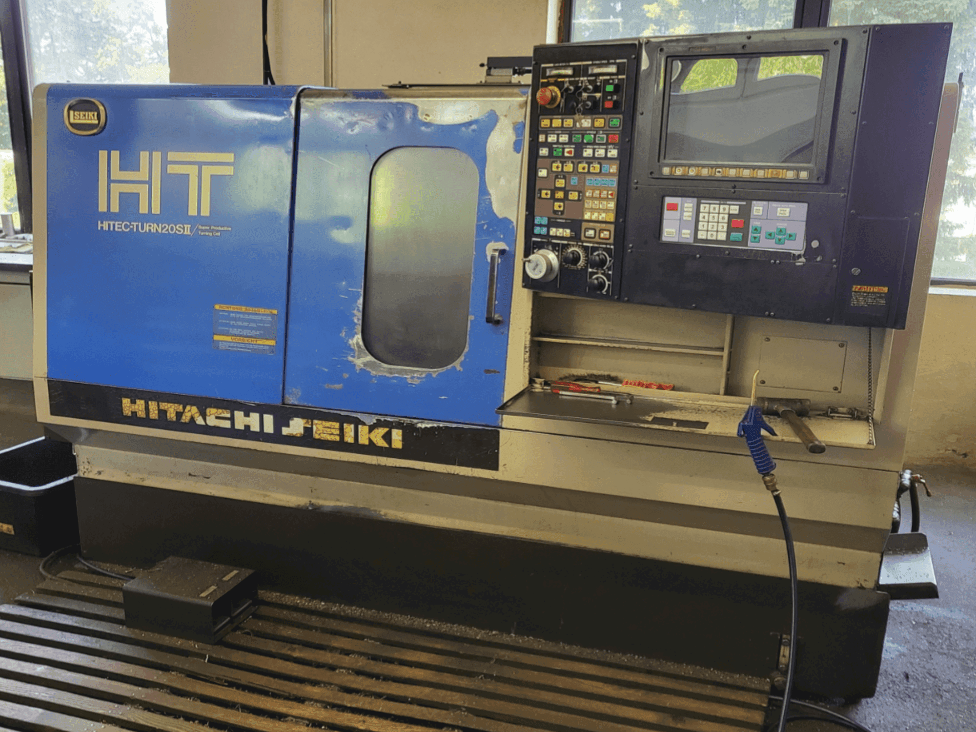 Čelní pohled  na HITACHI SEIKI HT 20SII  stroj