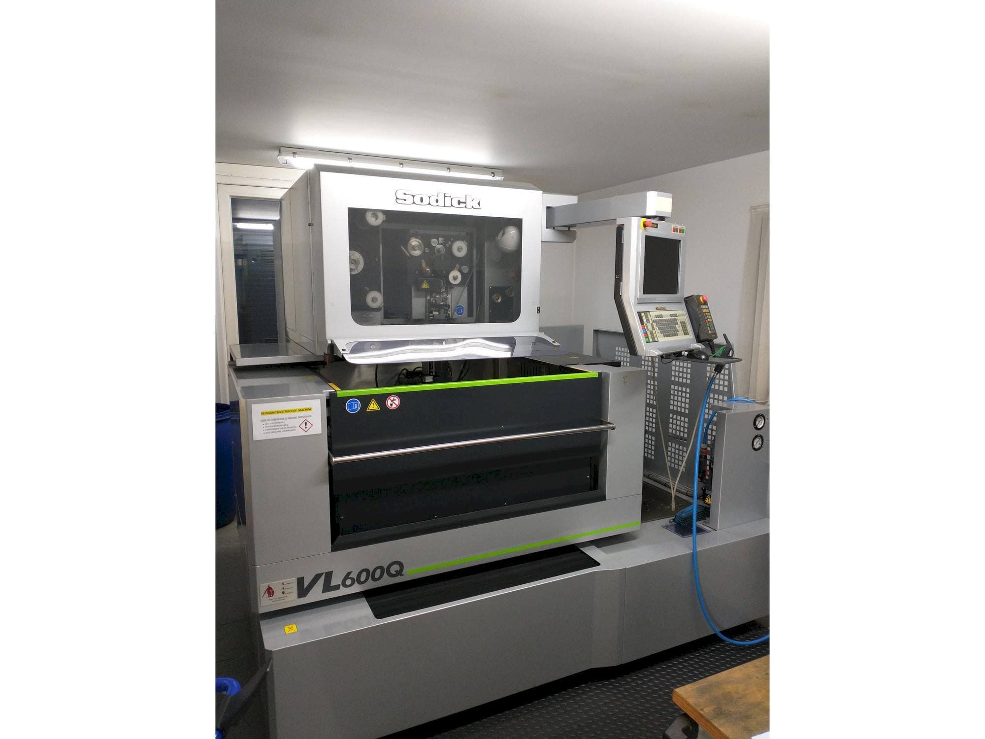 Čelní pohled  na Sodick VL600Q  stroj