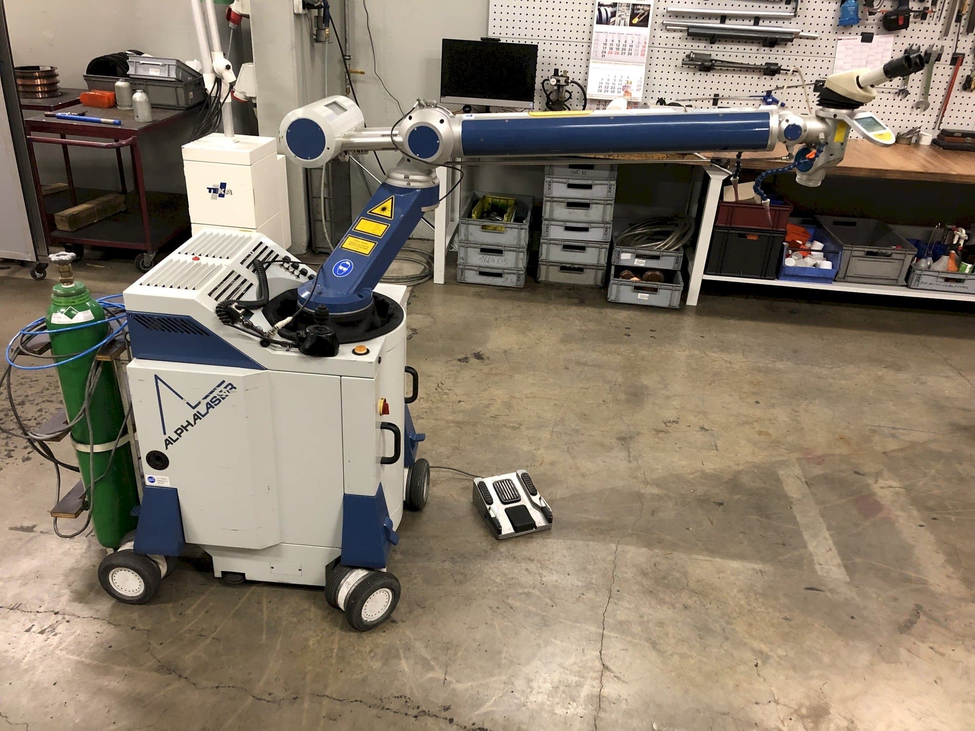 Levý pohled  na ALPHA LASER ALM 200  stroj