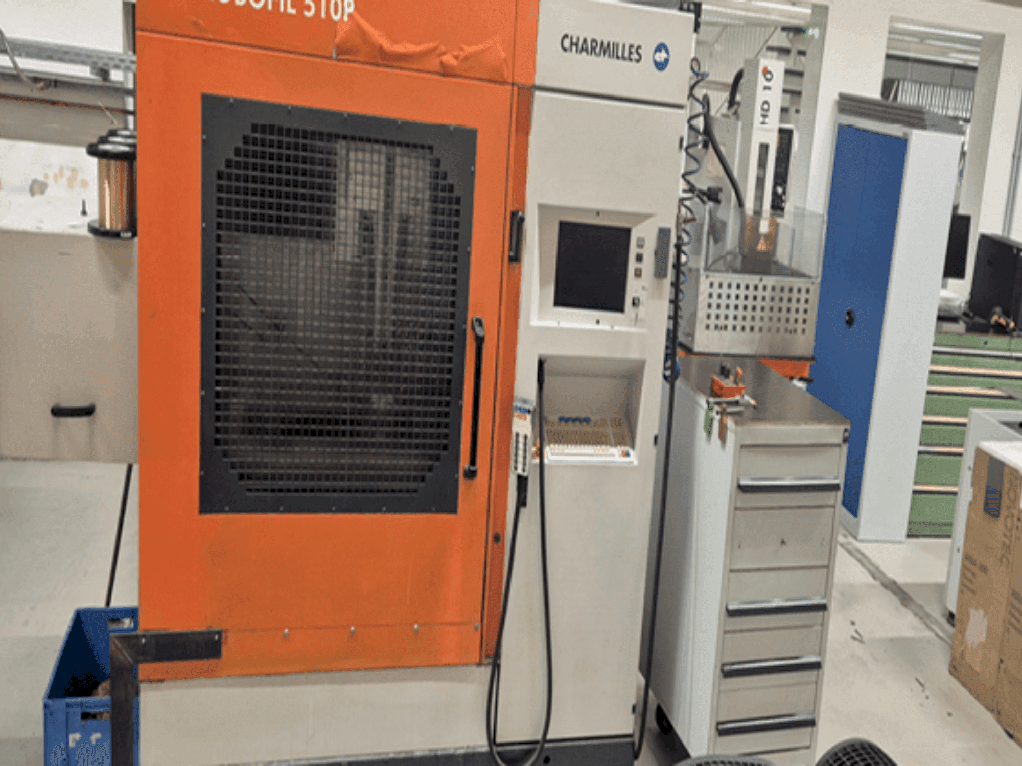 Čelní pohled  na CHARMILLES Robofil 51  stroj