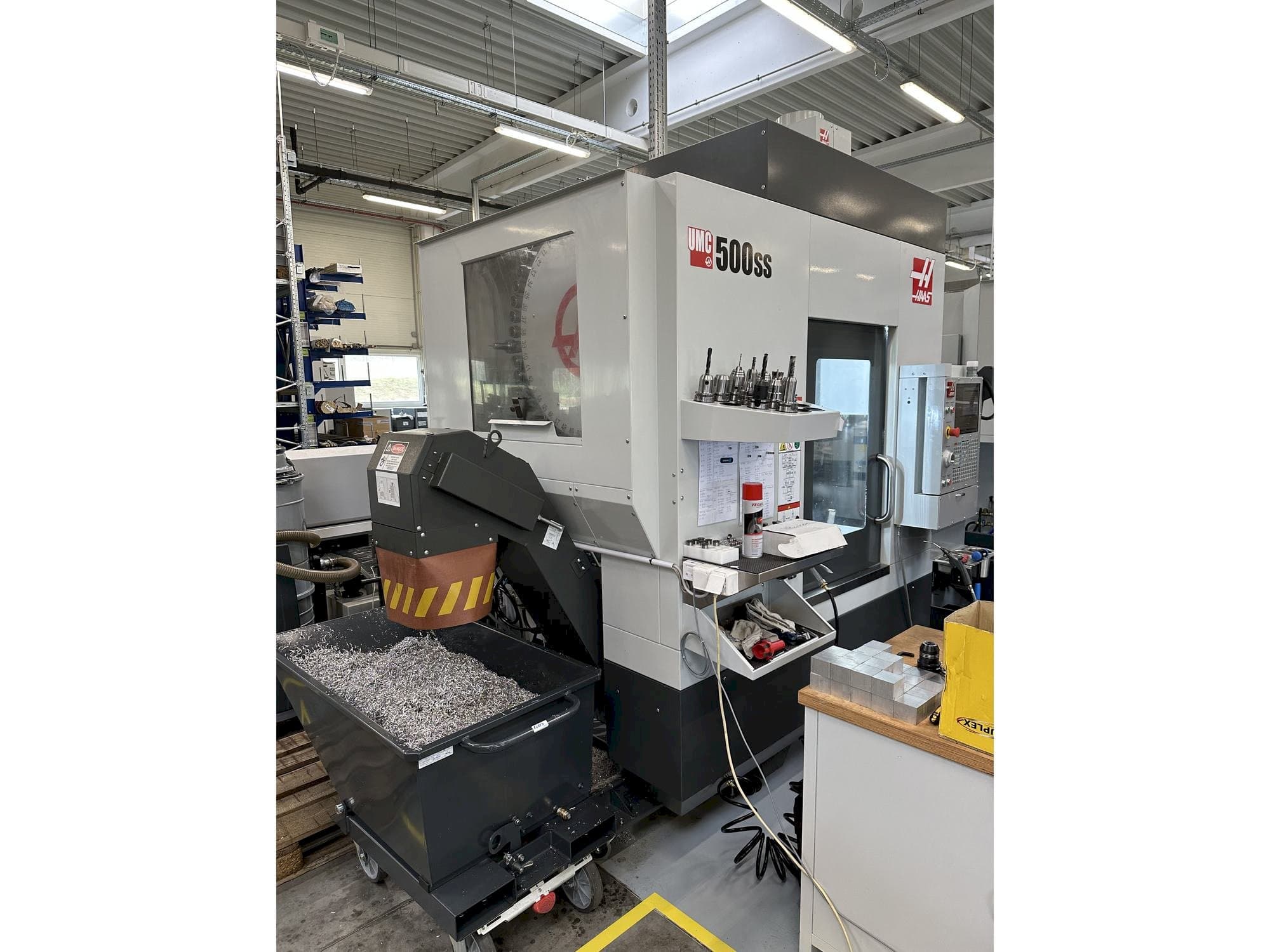 Čelní pohled  na HAAS UMC-500SS  stroj