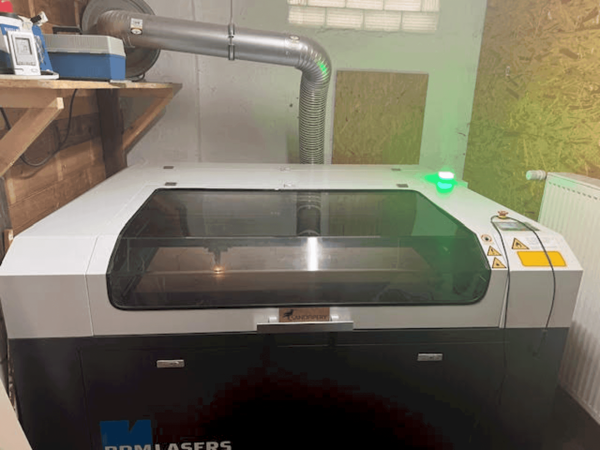 Čelní pohled  na BRM Lasers 90130 - 100 Watt CO2  stroj