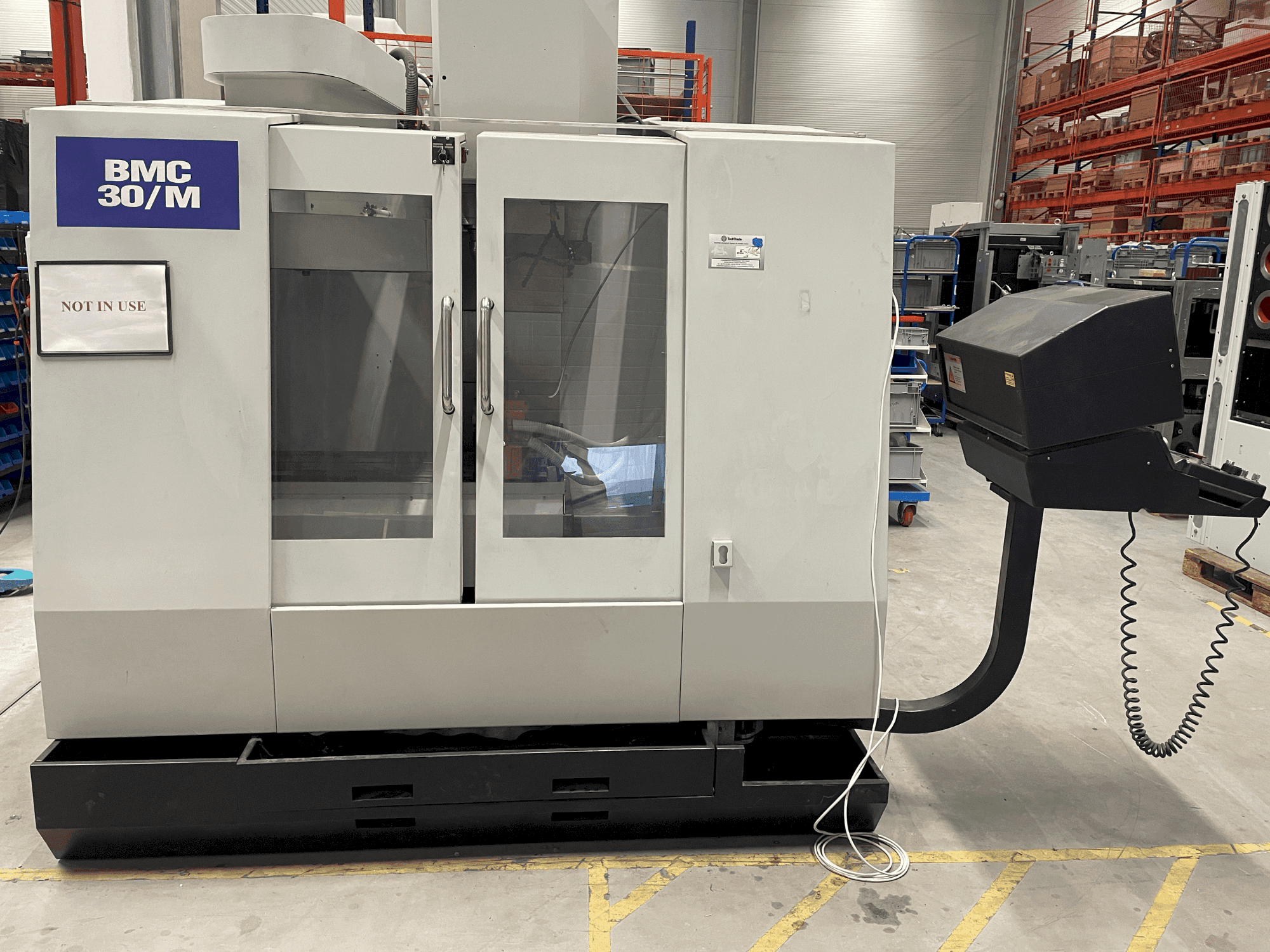 Čelní pohled  na Hurco BMC-30M  stroj