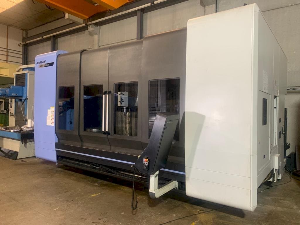 Čelní pohled  na Doosan VCF 850 LSR  stroj