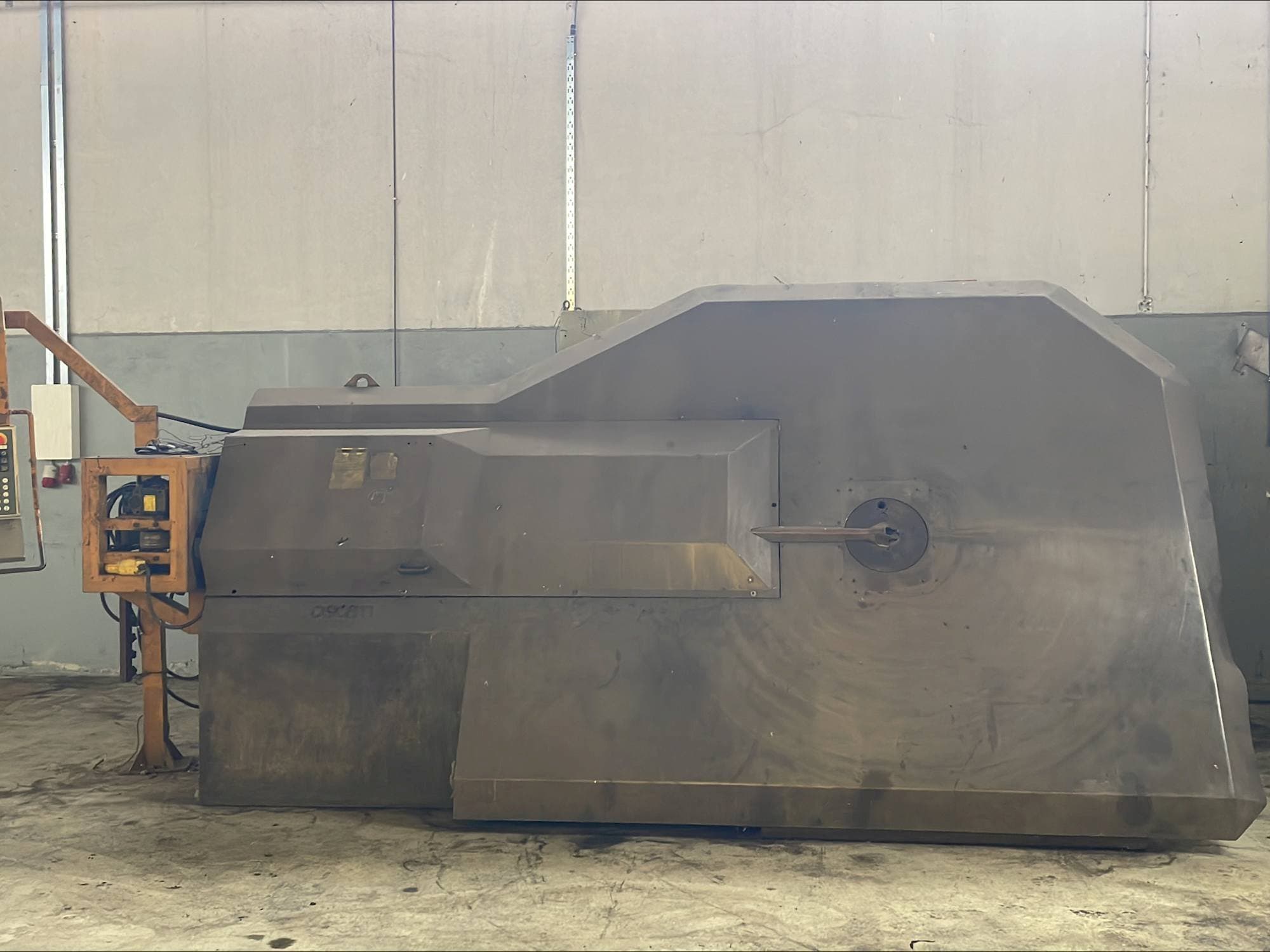 Čelní pohled  na OSCAM MULTIBEND 16  stroj