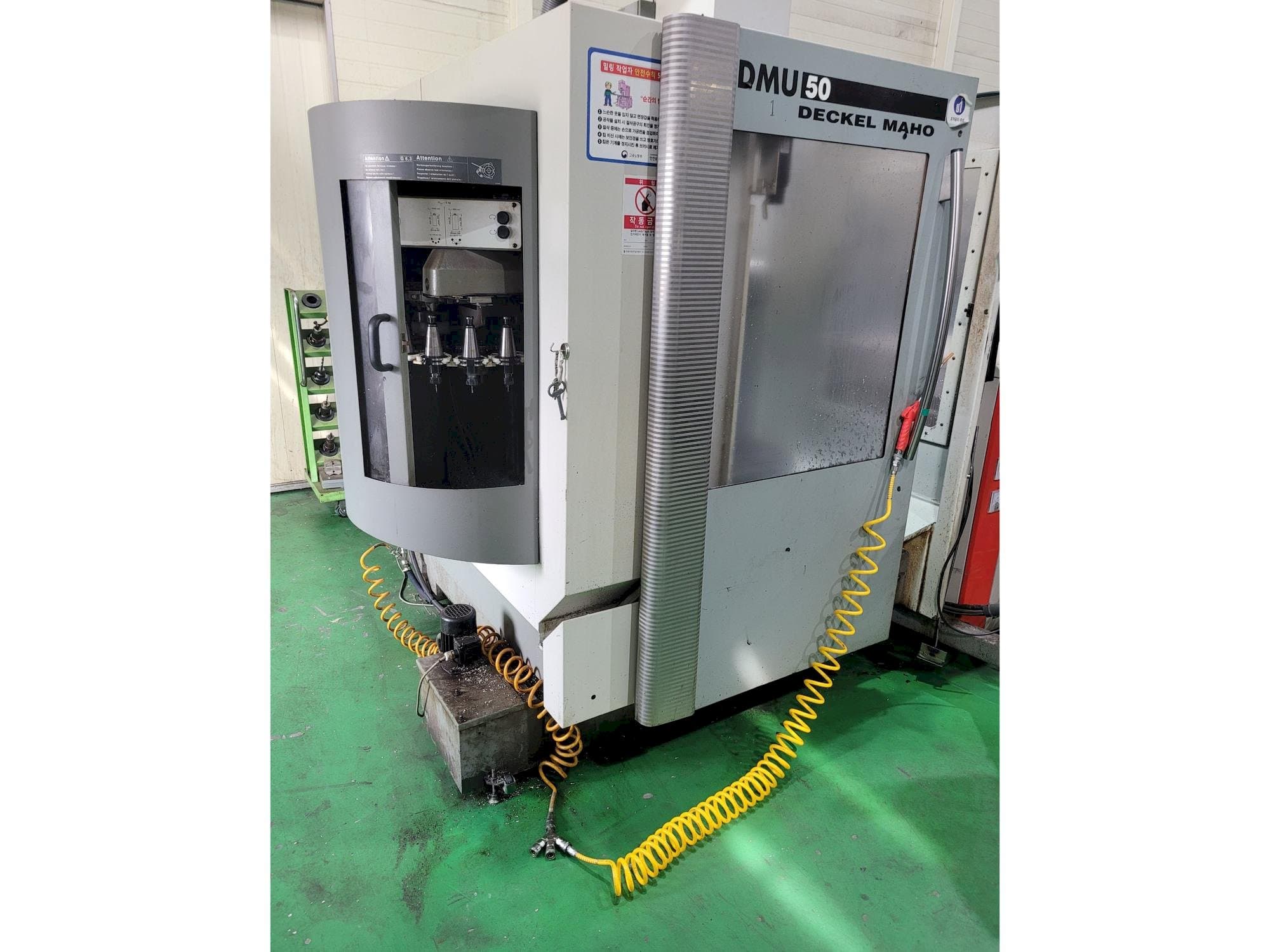 Čelní pohled  na DECKEL MAHO DMU 50  stroj
