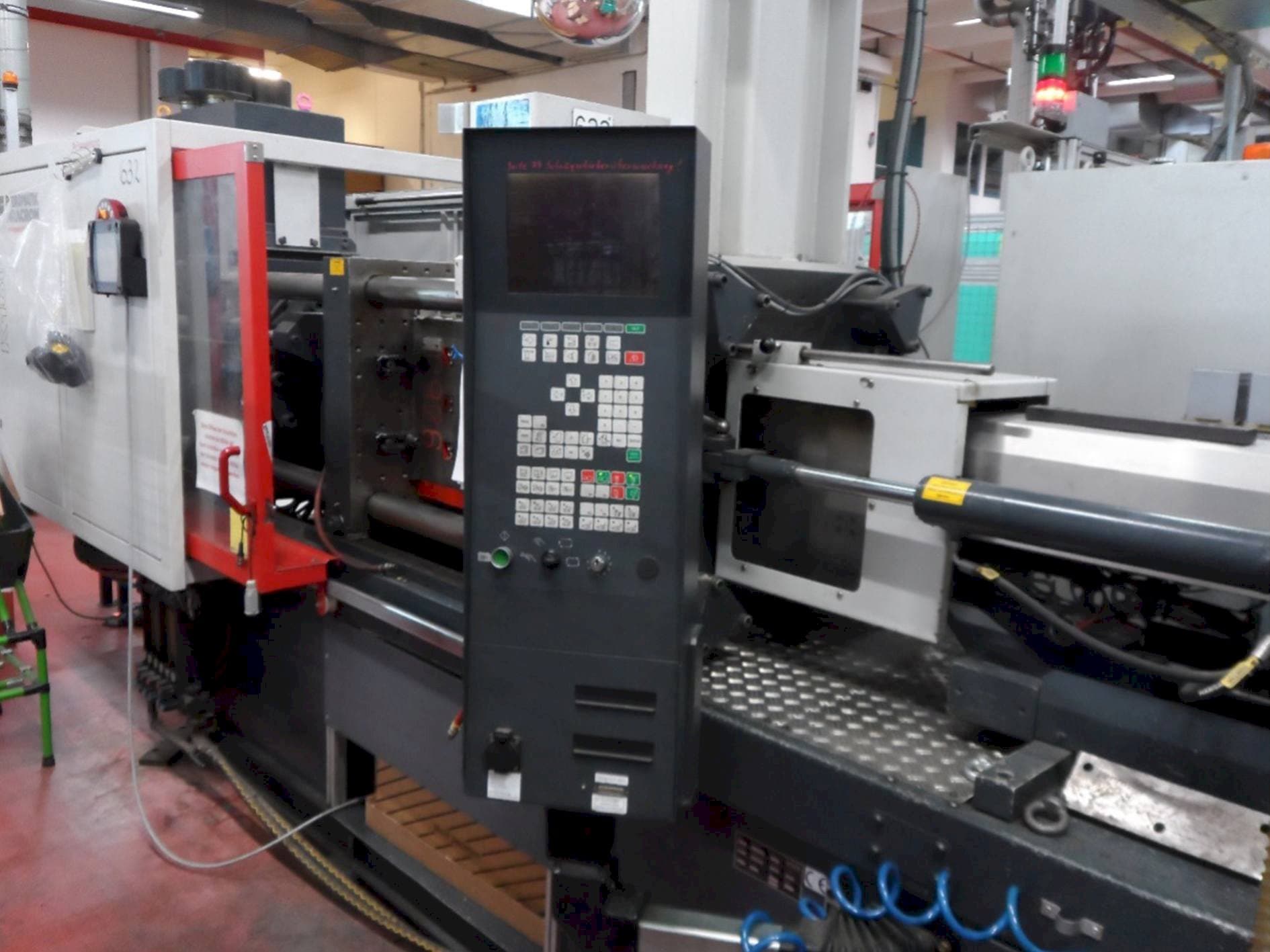 Čelní pohled  na FERROMATIK MILACRON K-Tec 160S  stroj