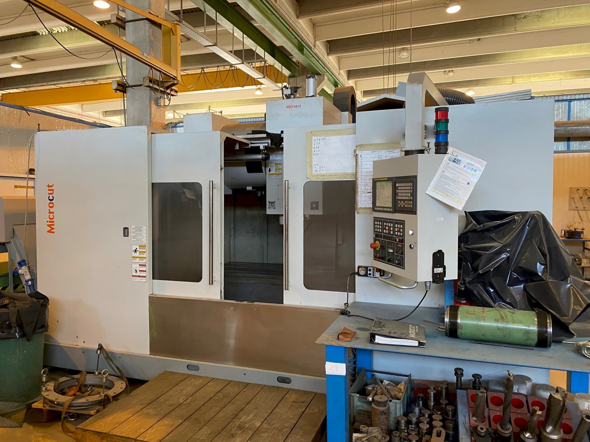 Čelní pohled  na MICROCUT VMC-1600F  stroj