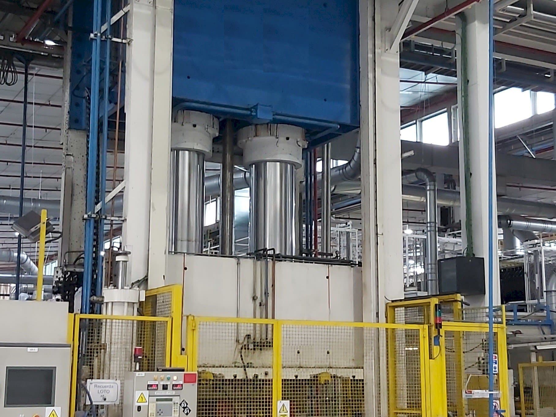 Čelní pohled  na Pinette 1500 Ton  stroj