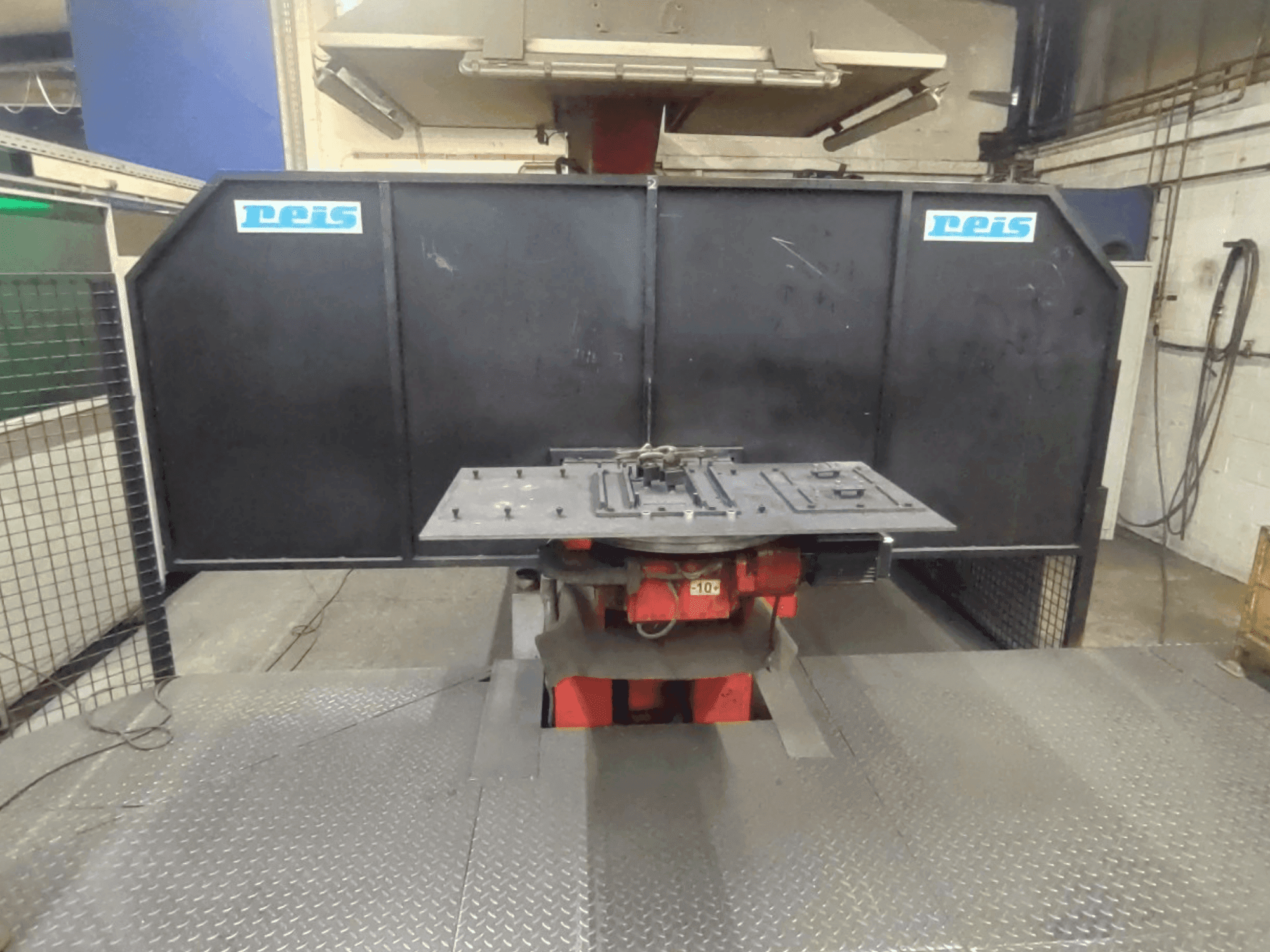 Čelní pohled  na Reis Robotics Robot System - RDT 40 / SRV 6 / RDT 40  stroj