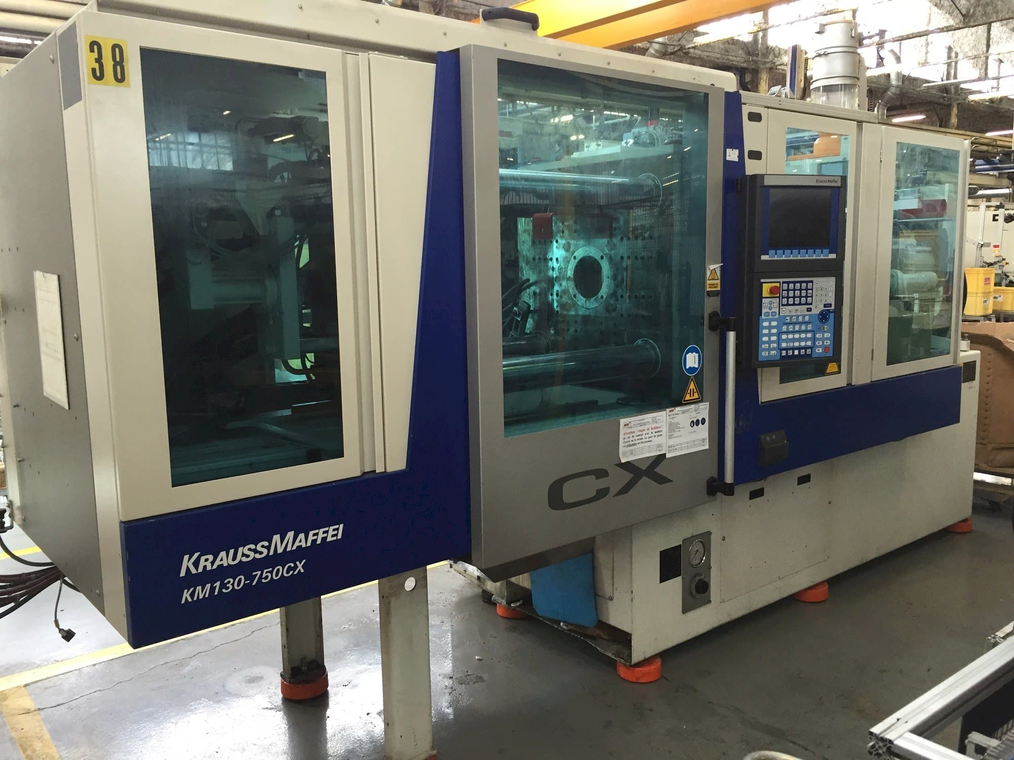 Čelní pohled  na Krauss Maffei 130-750 CX  stroj