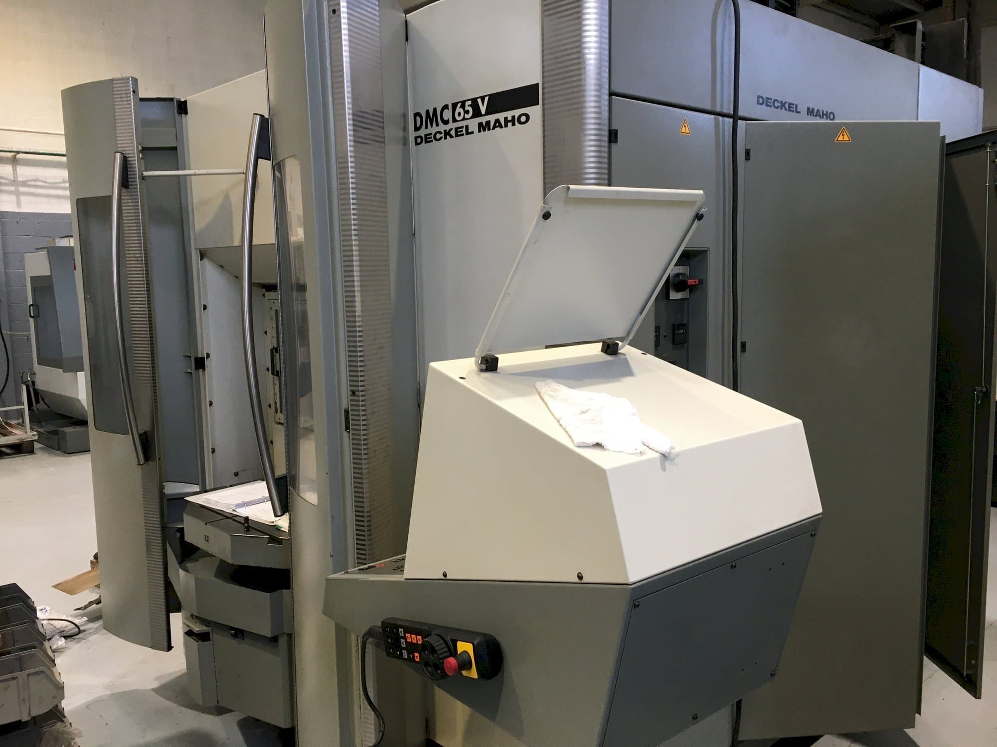 Čelní pohled  na DECKEL MAHO DMC 65V  stroj
