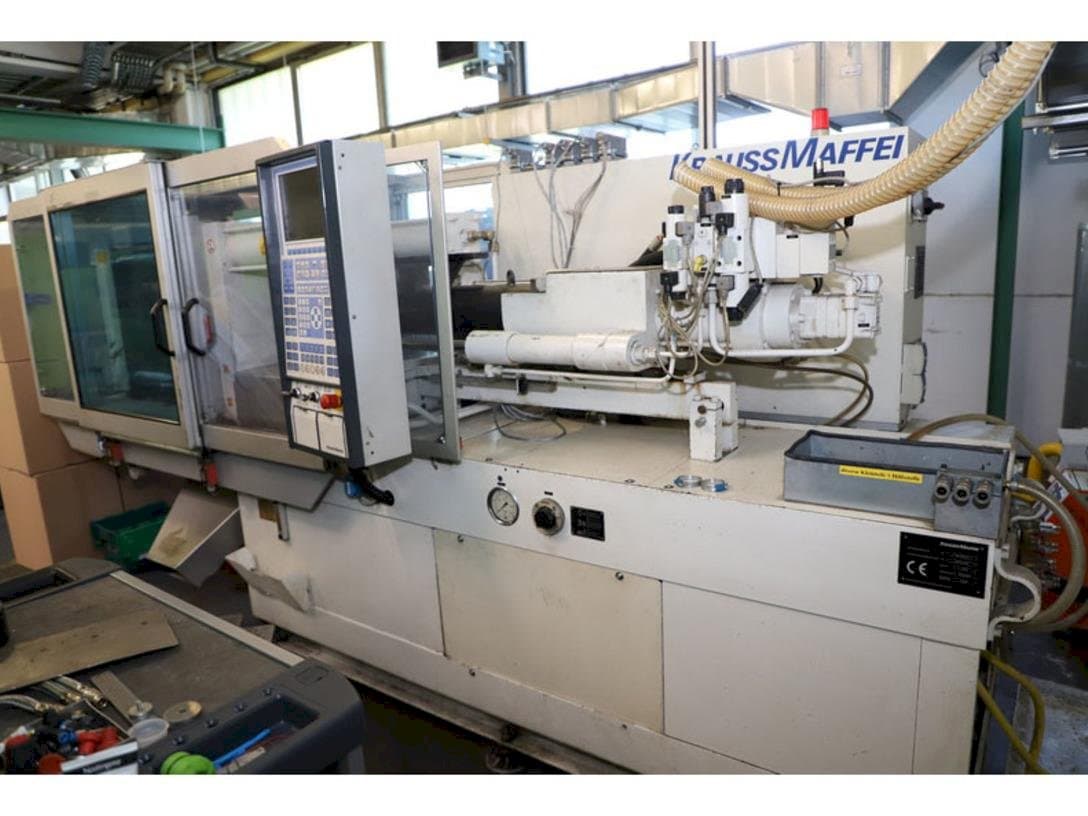 Pravý boční pohled  na Krauss Maffei 65-220 C1  stroj