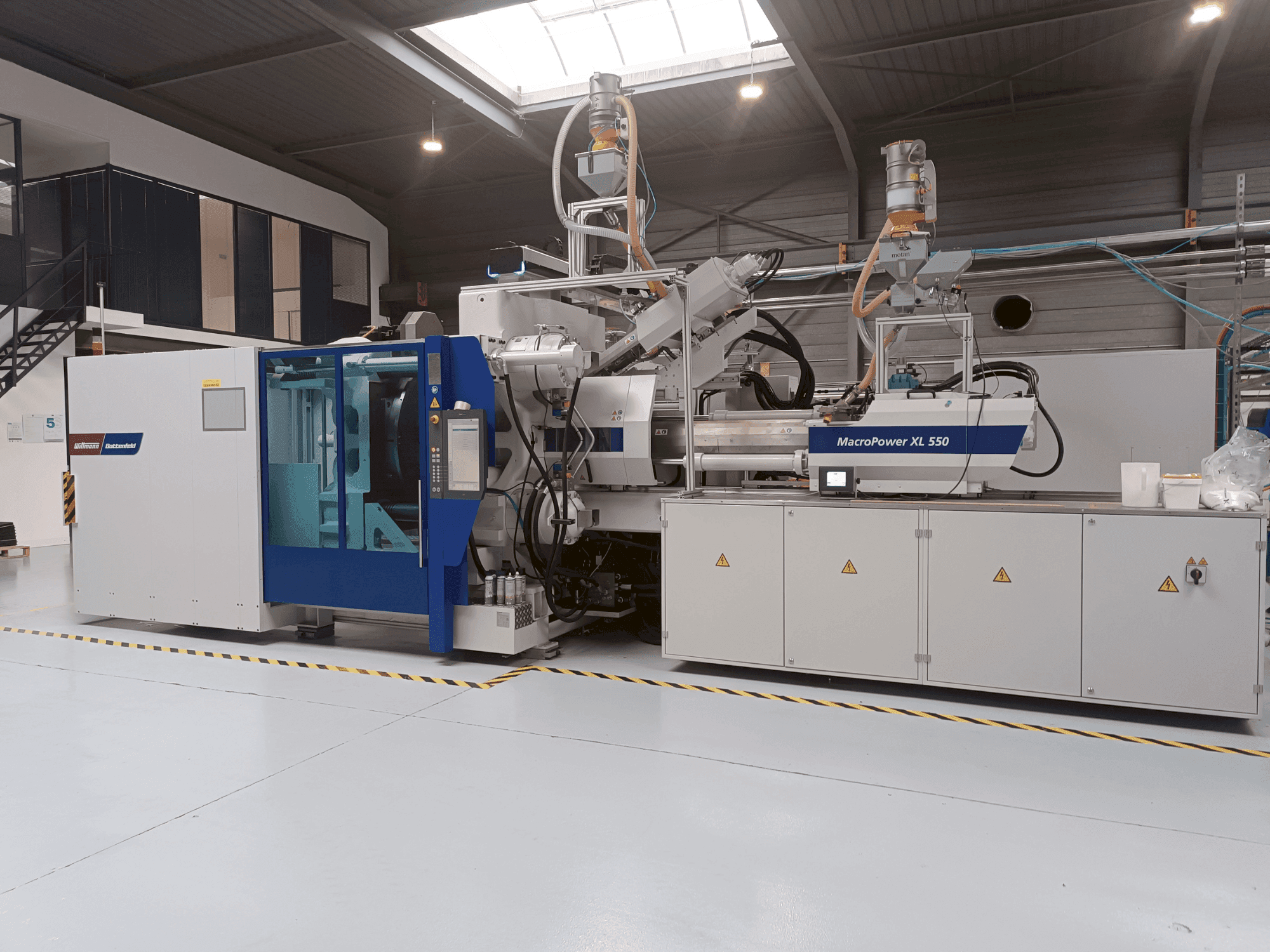 Čelní pohled  na Battenfeld MacroPower 550XL 2250H-350S 3K  stroj