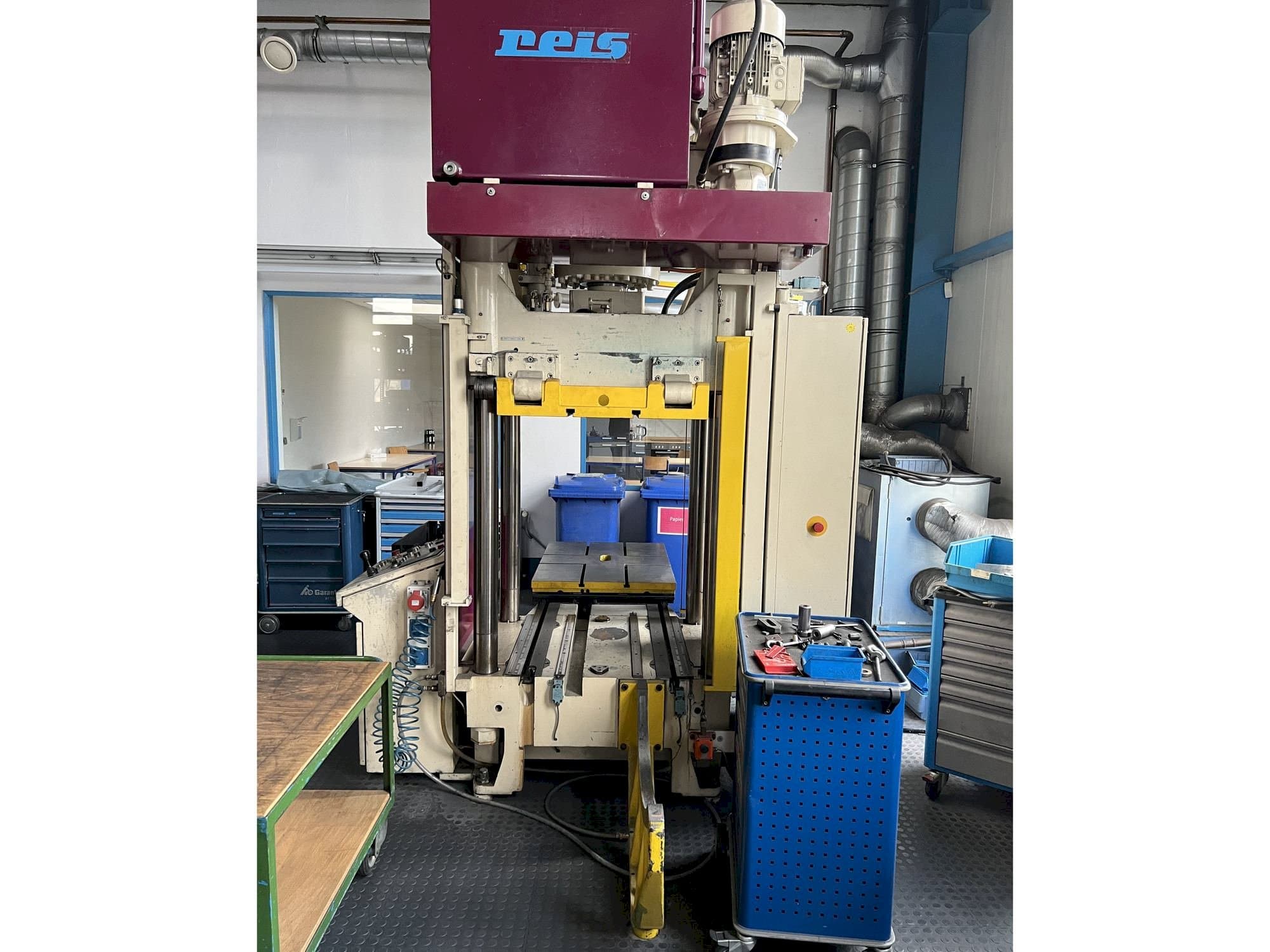 Čelní pohled  na Reis Tus 80-100  stroj