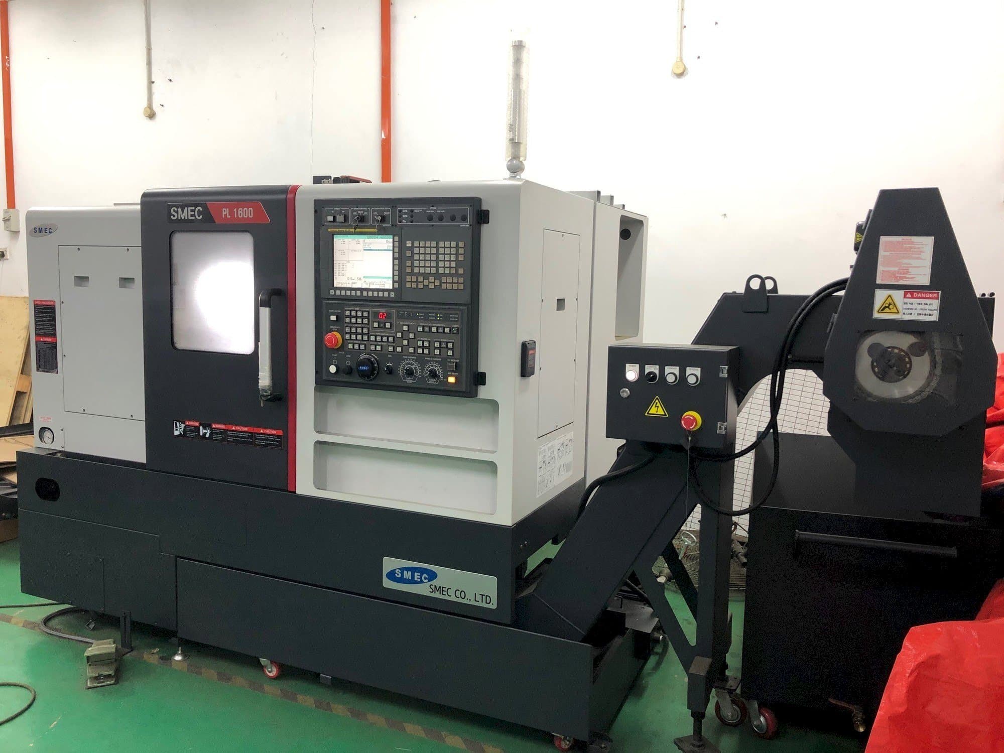 Čelní pohled  na SMEC PL1600  stroj