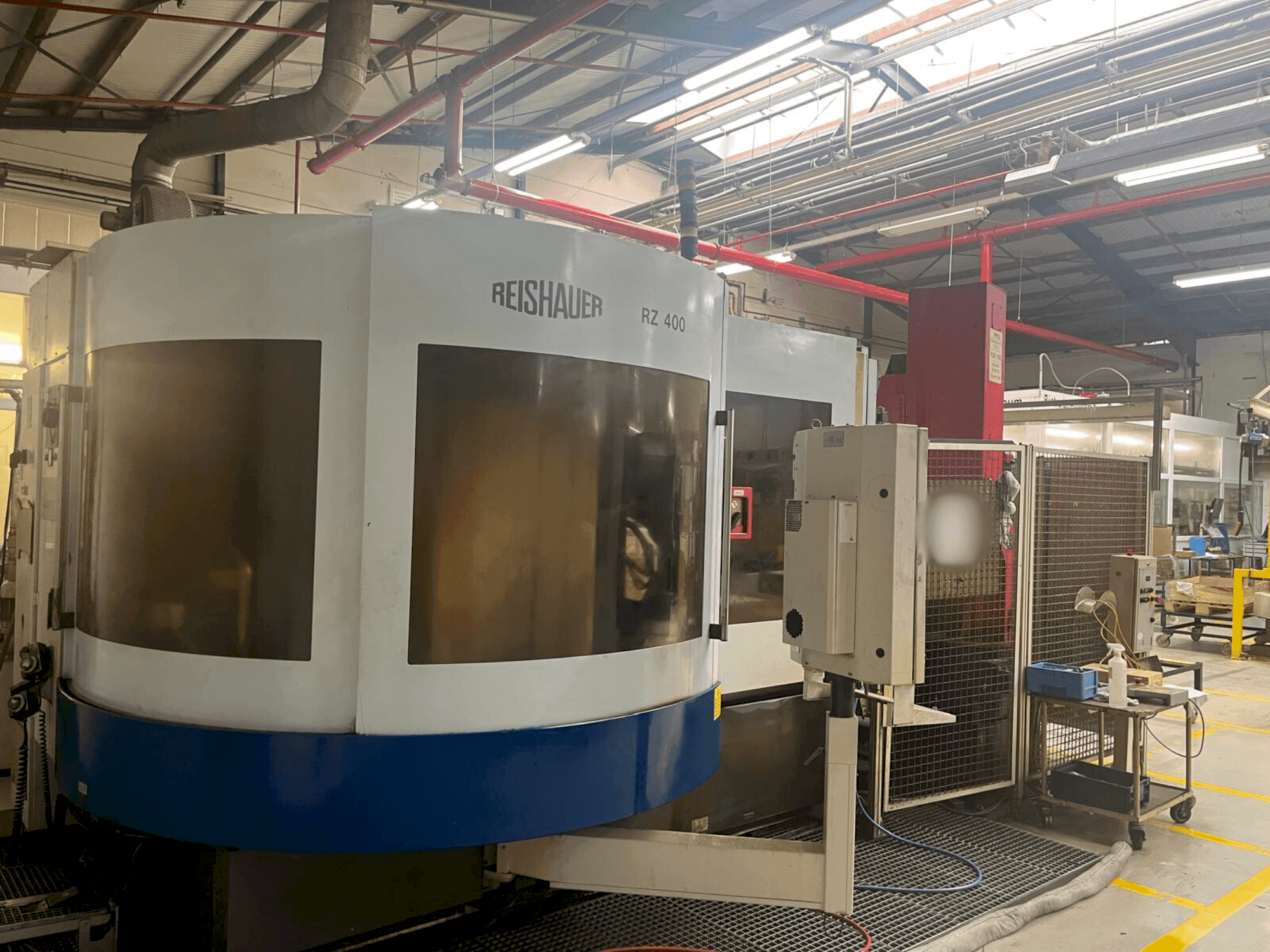 Čelní pohled  na Reishauer RZ 400  stroj