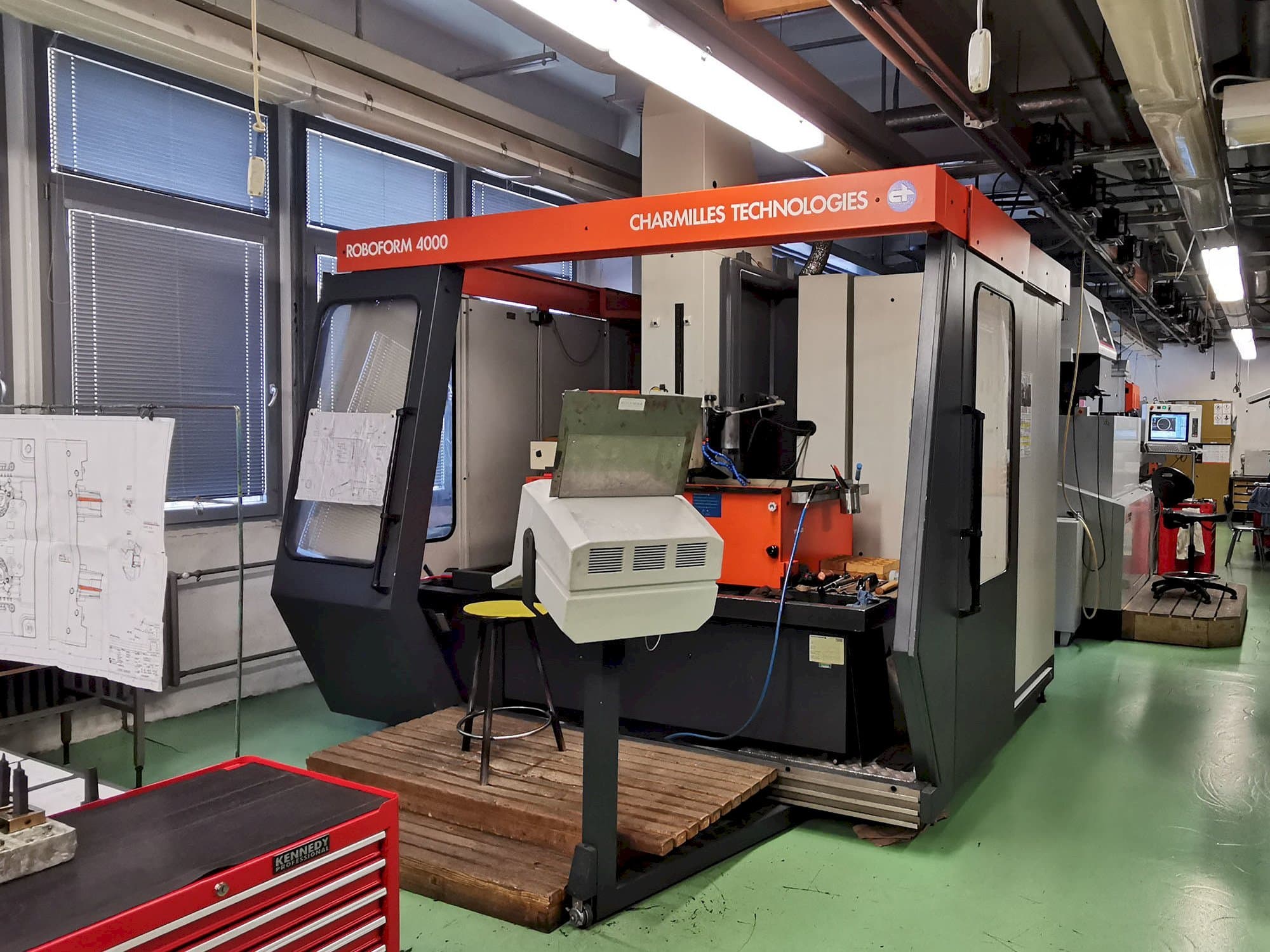 Čelní pohled  na CHARMILLES Roboform 4000  stroj