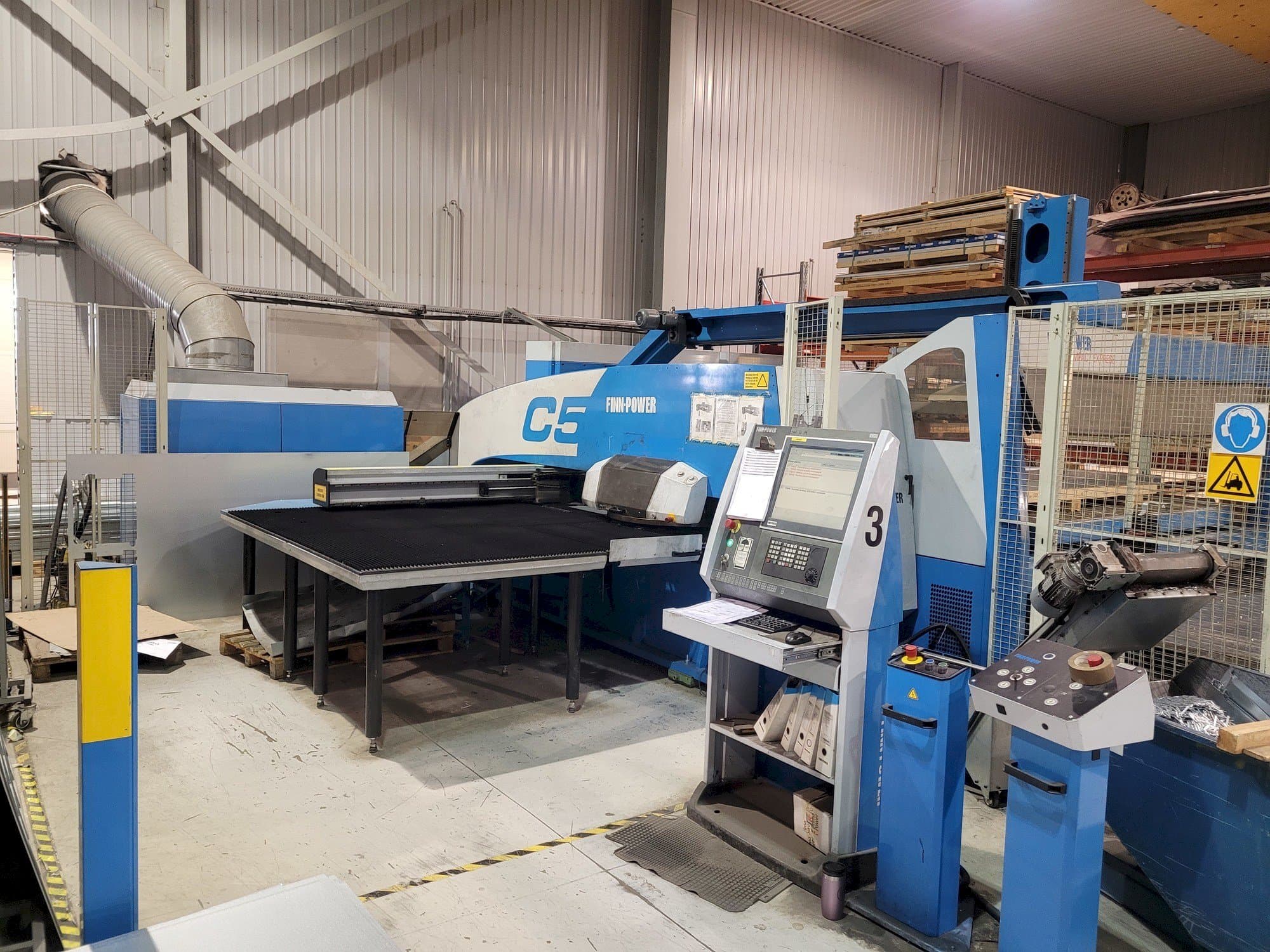 Čelní pohled  na Finn-Power C5 12 43 with Compact Express  stroj