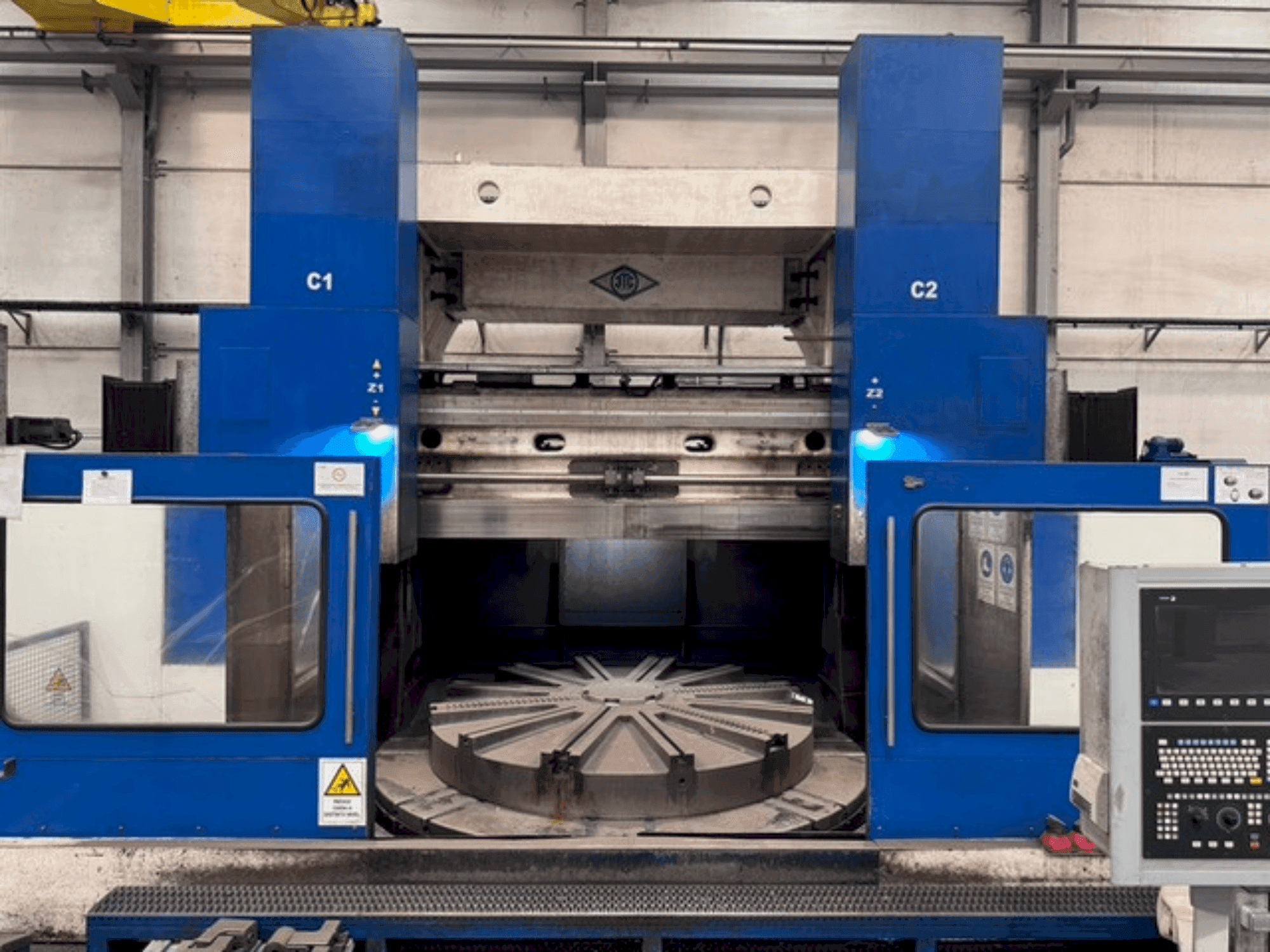 Čelní pohled  na KOLOMNA 1532T  stroj