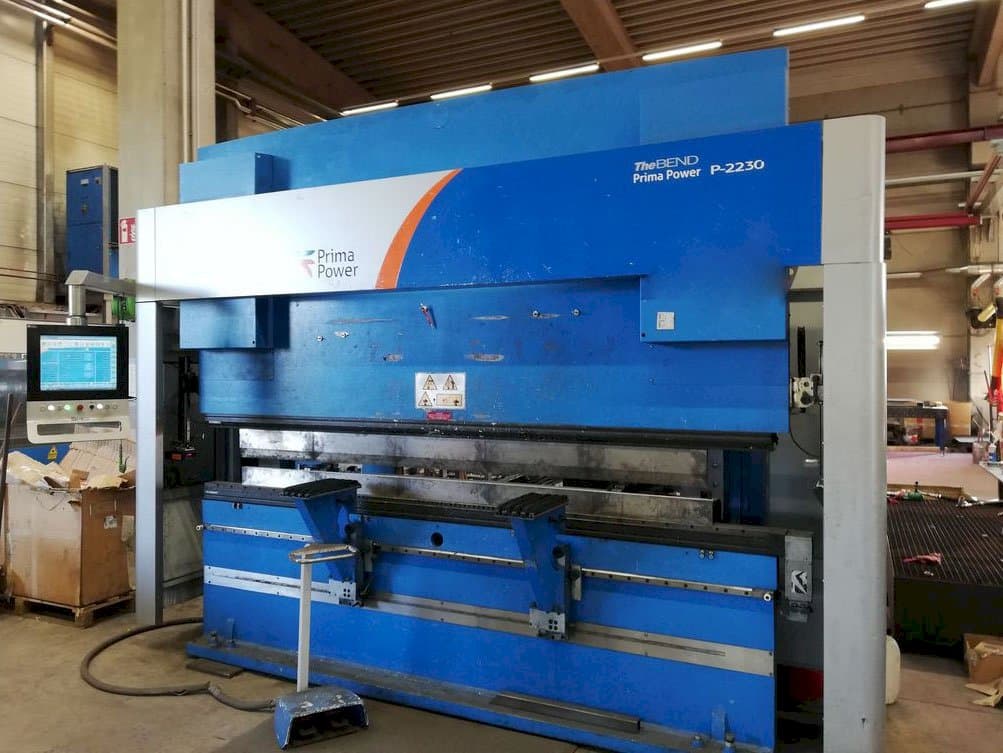 Pravý pohled  na Prima Power P-2230 stroj