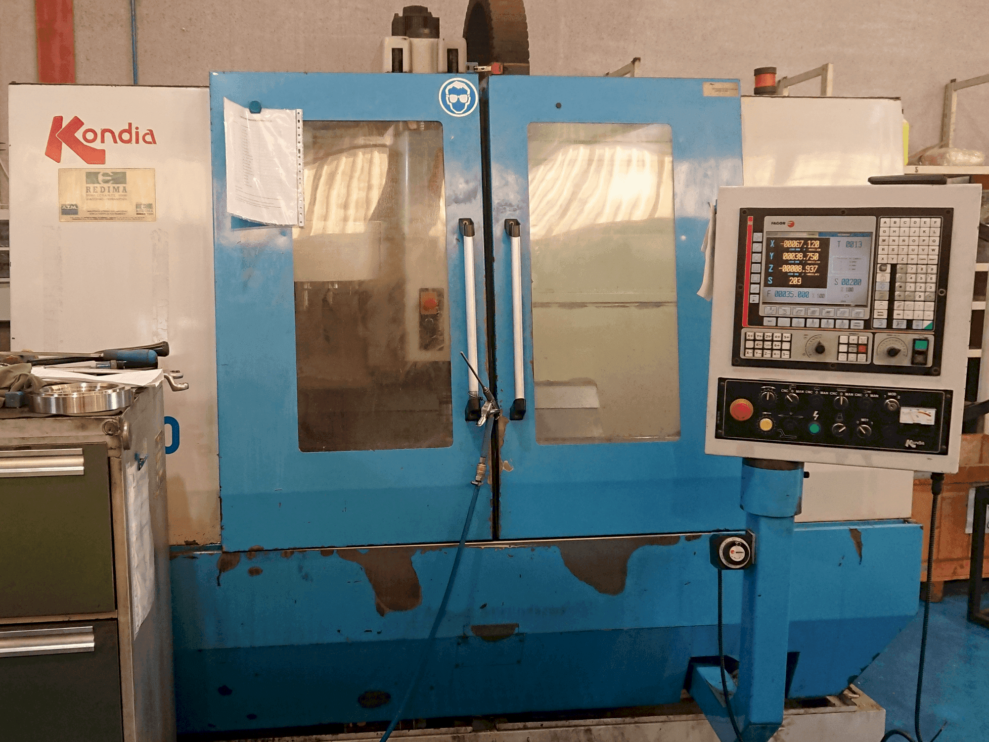 Čelní pohled  na KONDIA B-1050  stroj