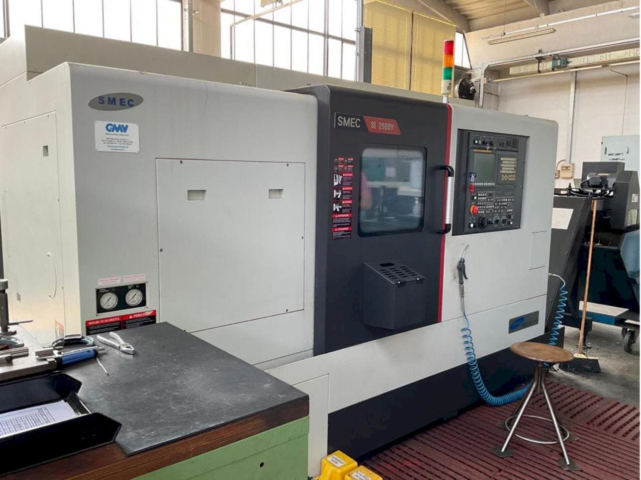 Čelní pohled  na SMEC SL-2500Y  stroj