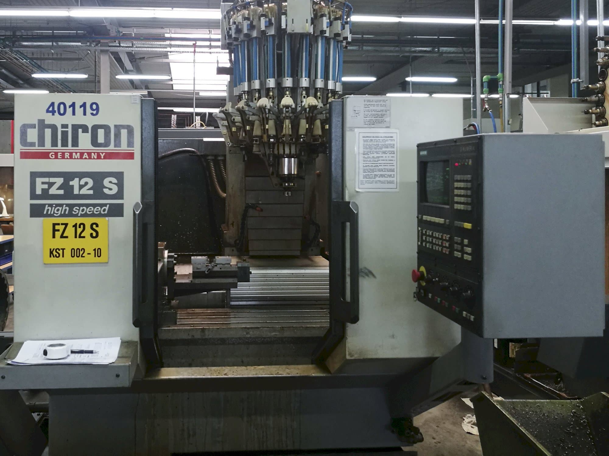 Čelní pohled  na CHIRON FZ 12 S  stroj