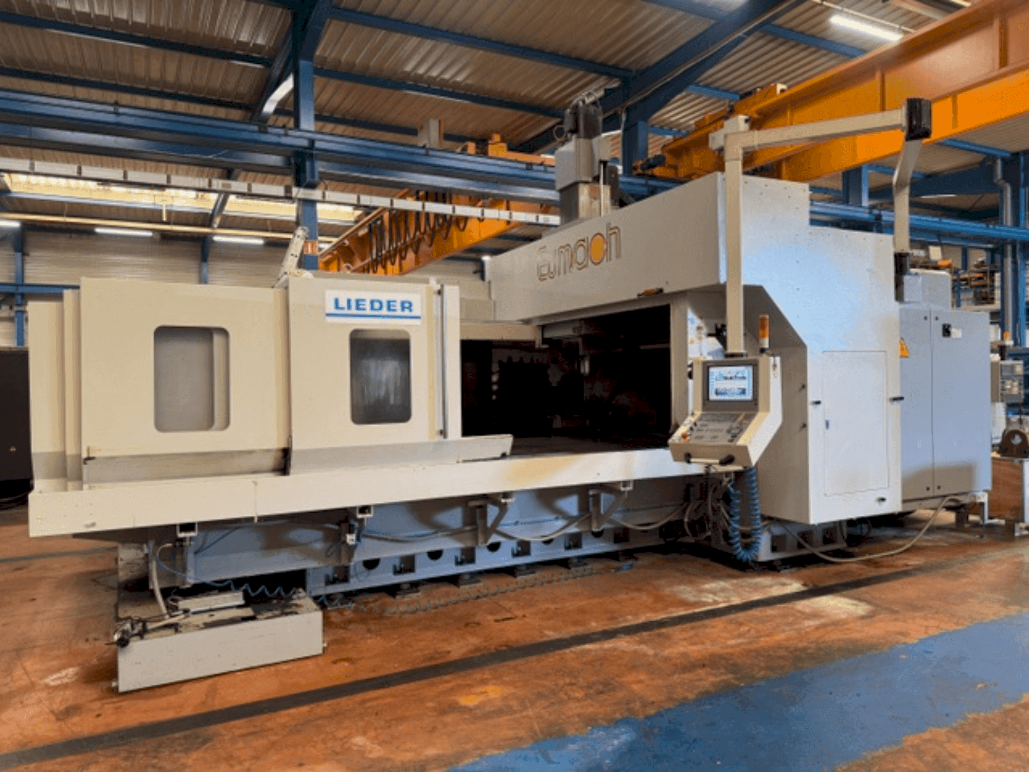 Čelní pohled  na Eumach DVM-3021  stroj