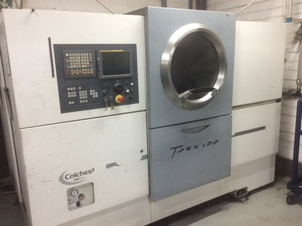 Čelní pohled  na Colchester Tornado T8  stroj