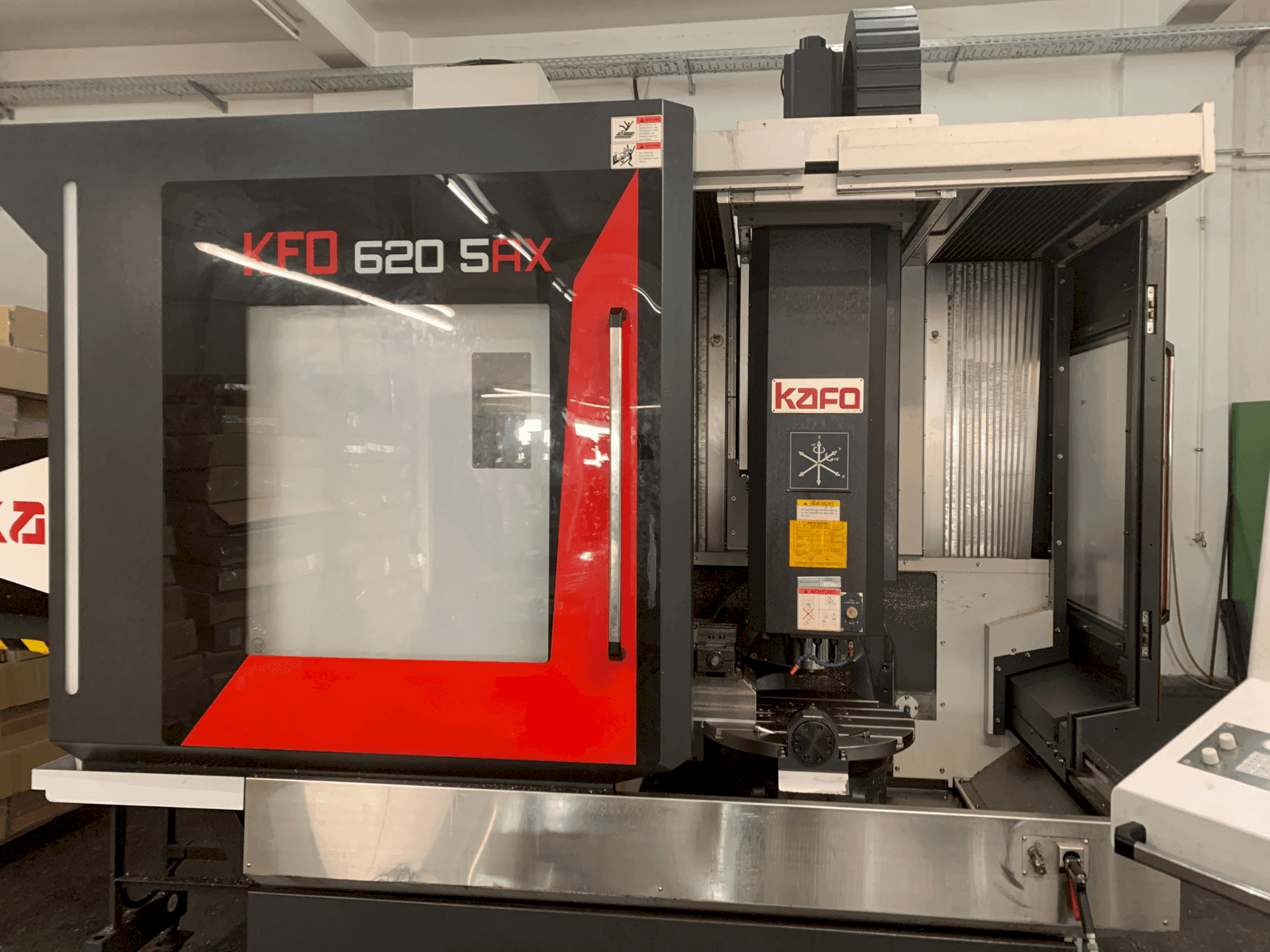 Čelní pohled  na KAFO KFO 620 5AX  stroj