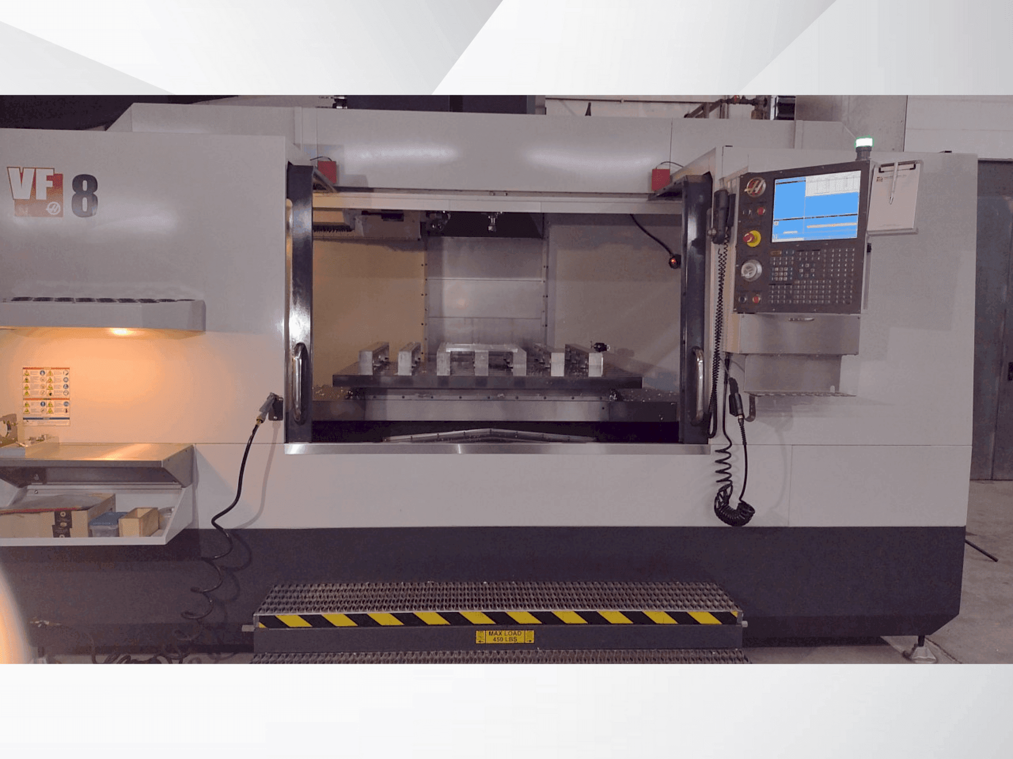Čelní pohled  na HAAS VF-8/40  stroj