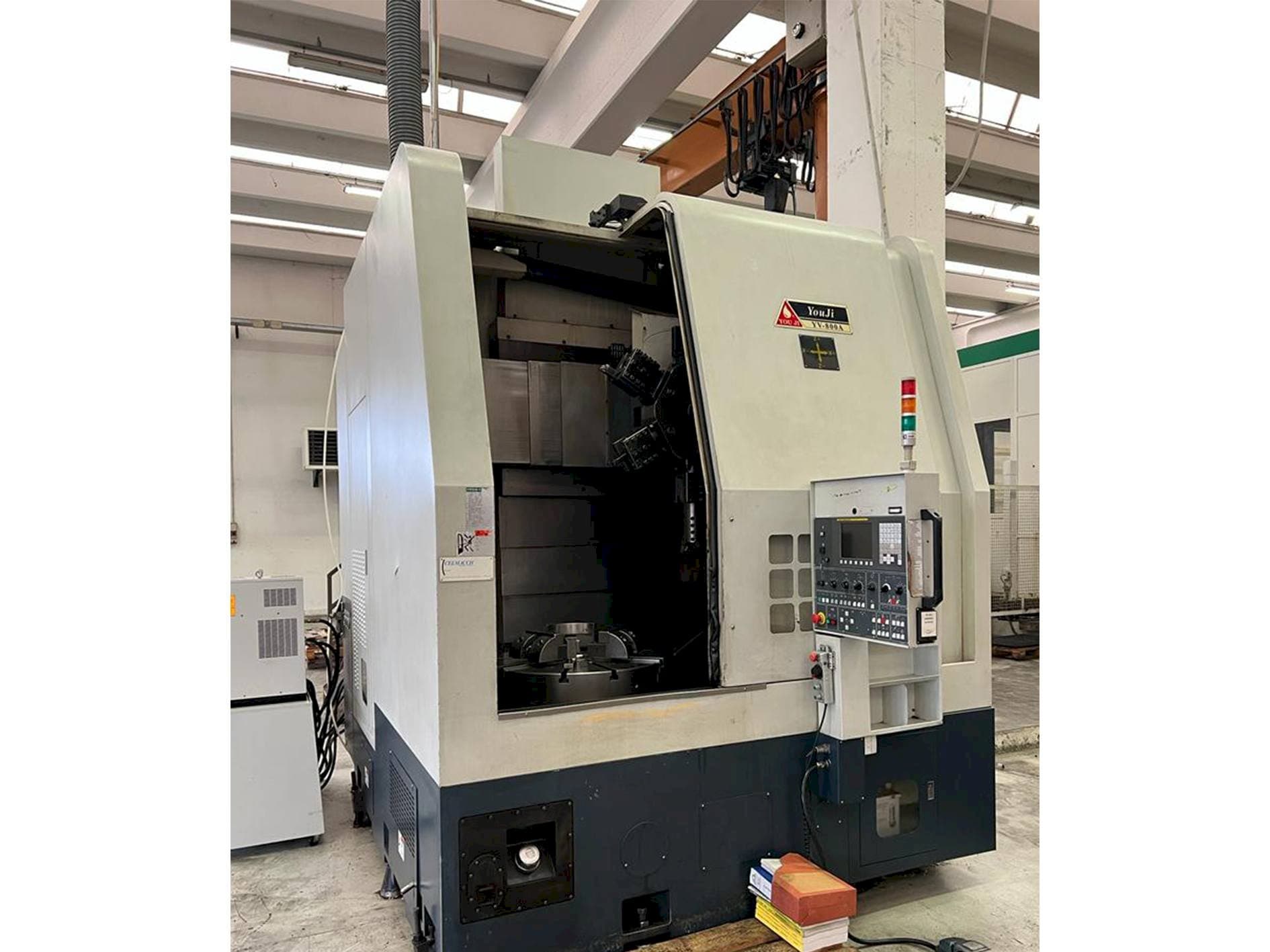 Čelní pohled  na YOU JI YV-800A  stroj
