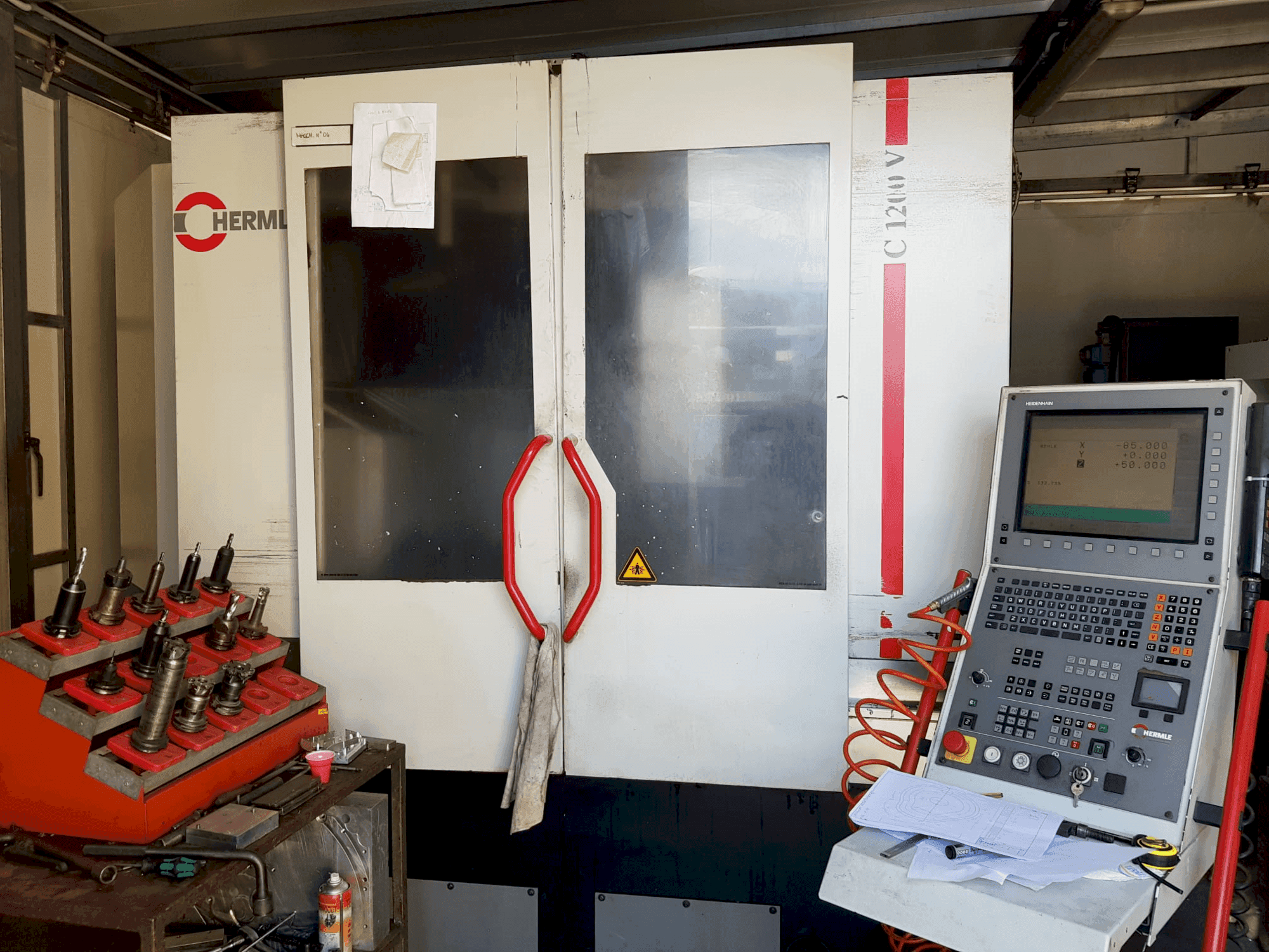 Čelní pohled  na HERMLE C 1200 V  stroj