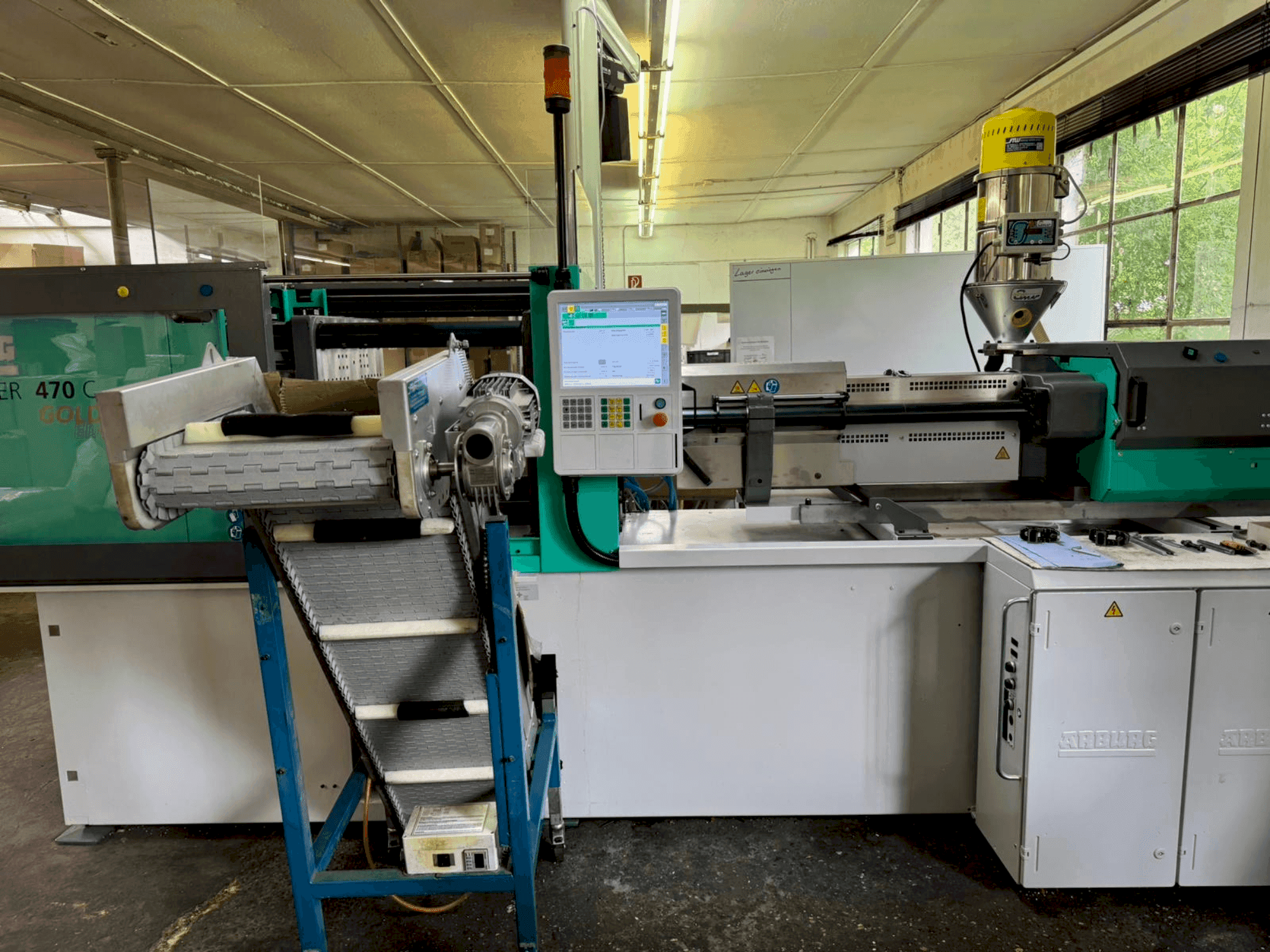 Čelní pohled  na Arburg 470 C 1500-800  stroj