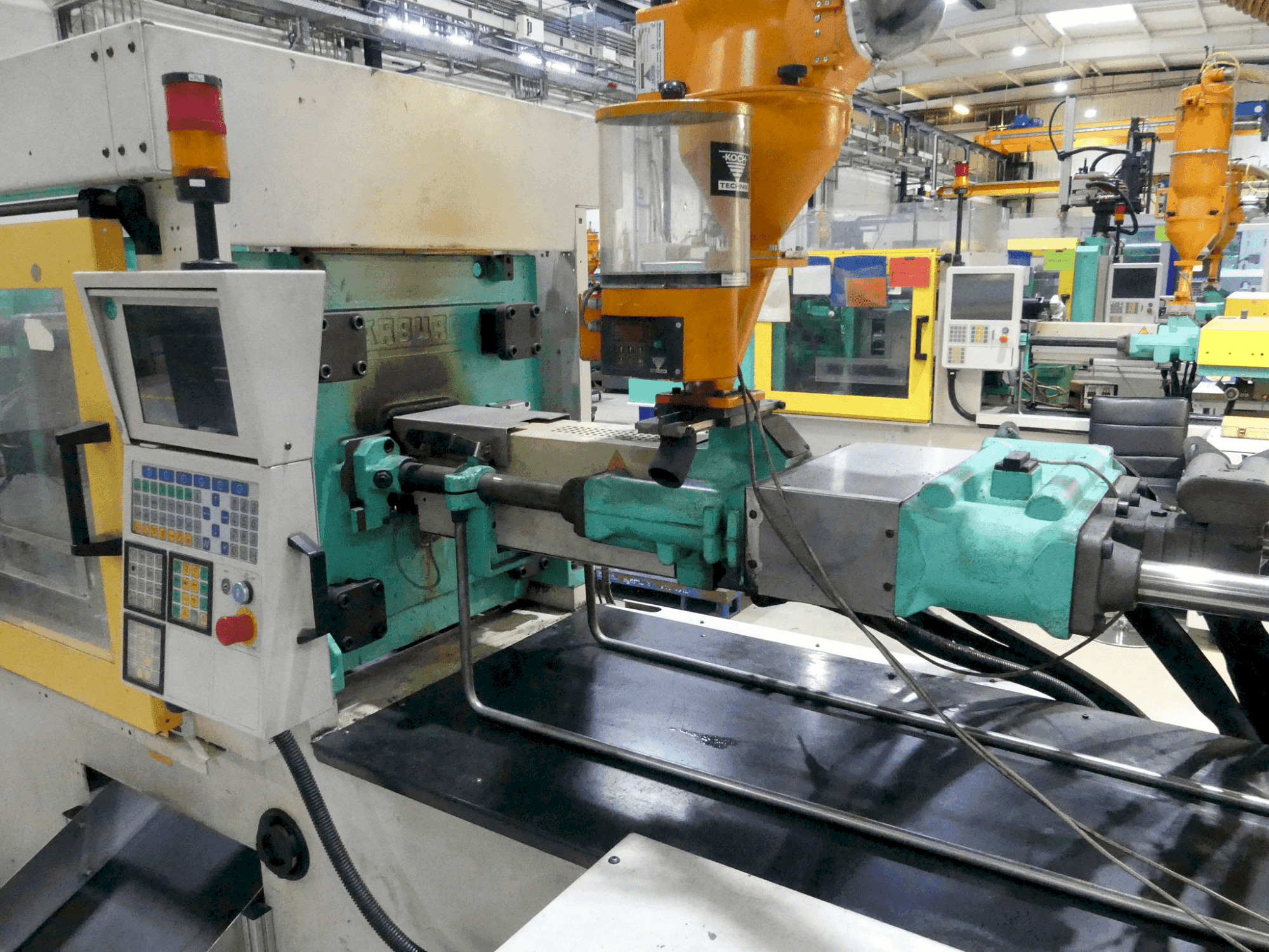 Čelní pohled  na Arburg 420C-1000-250  stroj