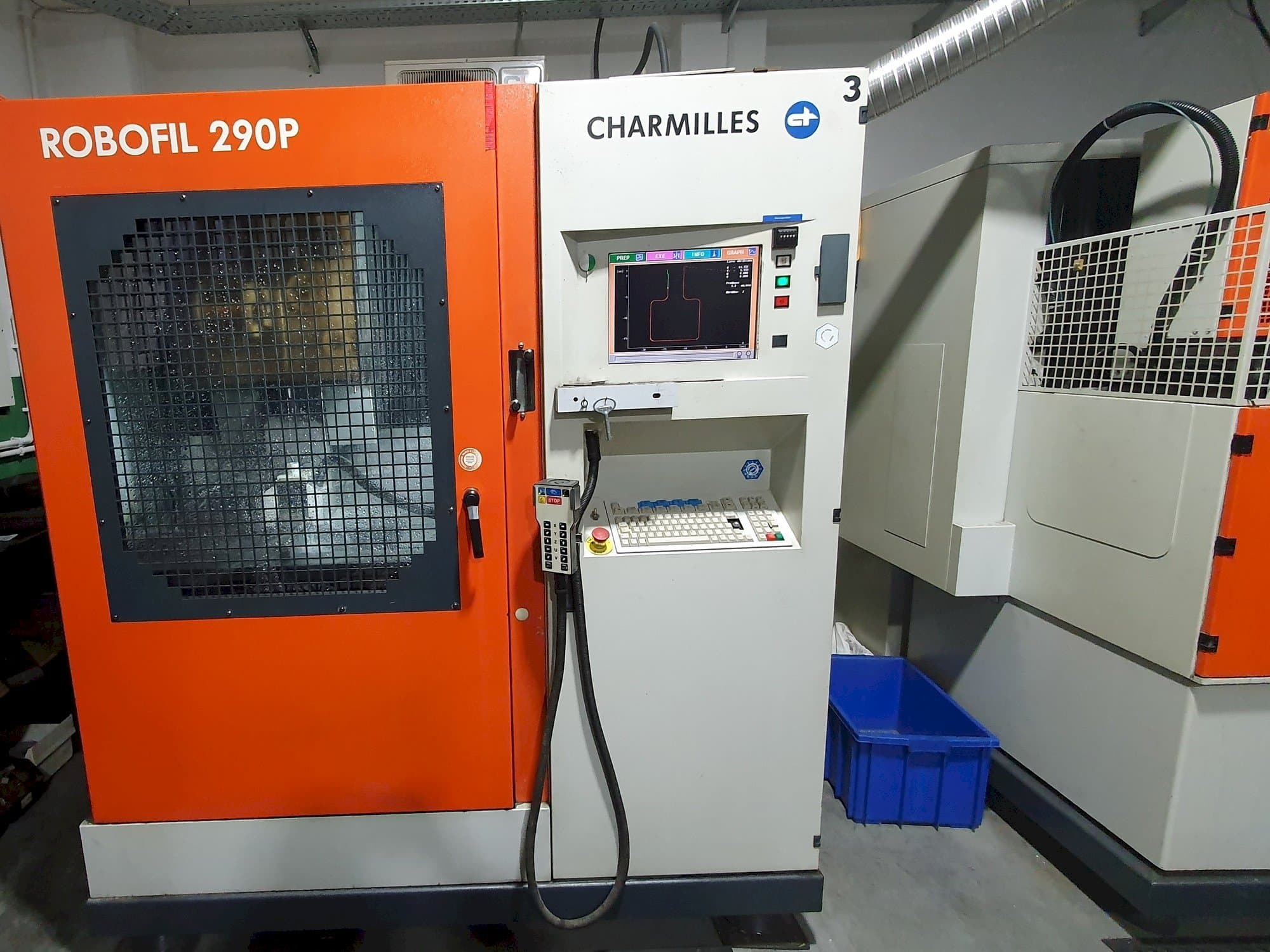 Čelní pohled  na CHARMILLES Robofil 290P  stroj