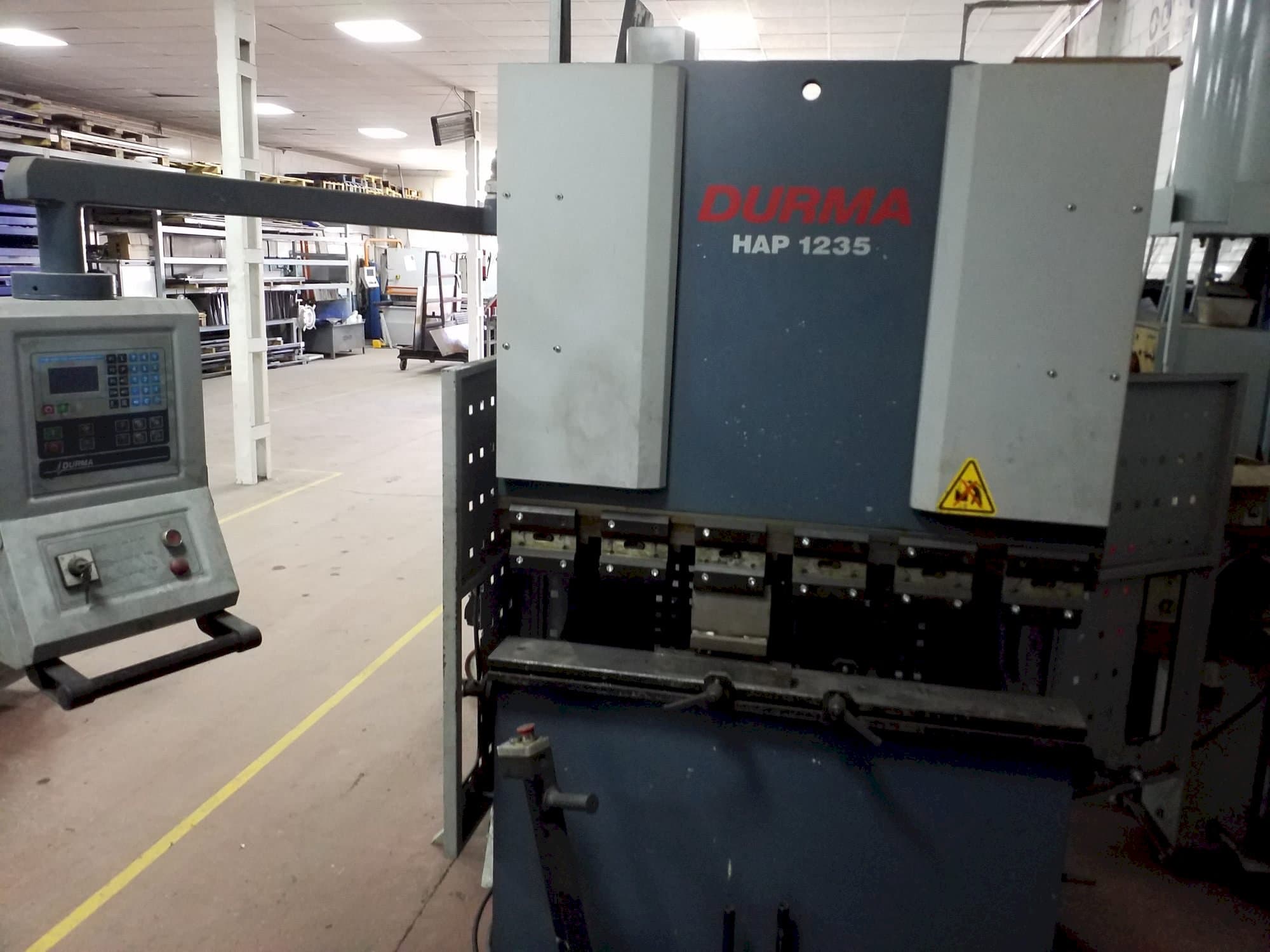 Čelní pohled  na Durma HAP-1235  stroj
