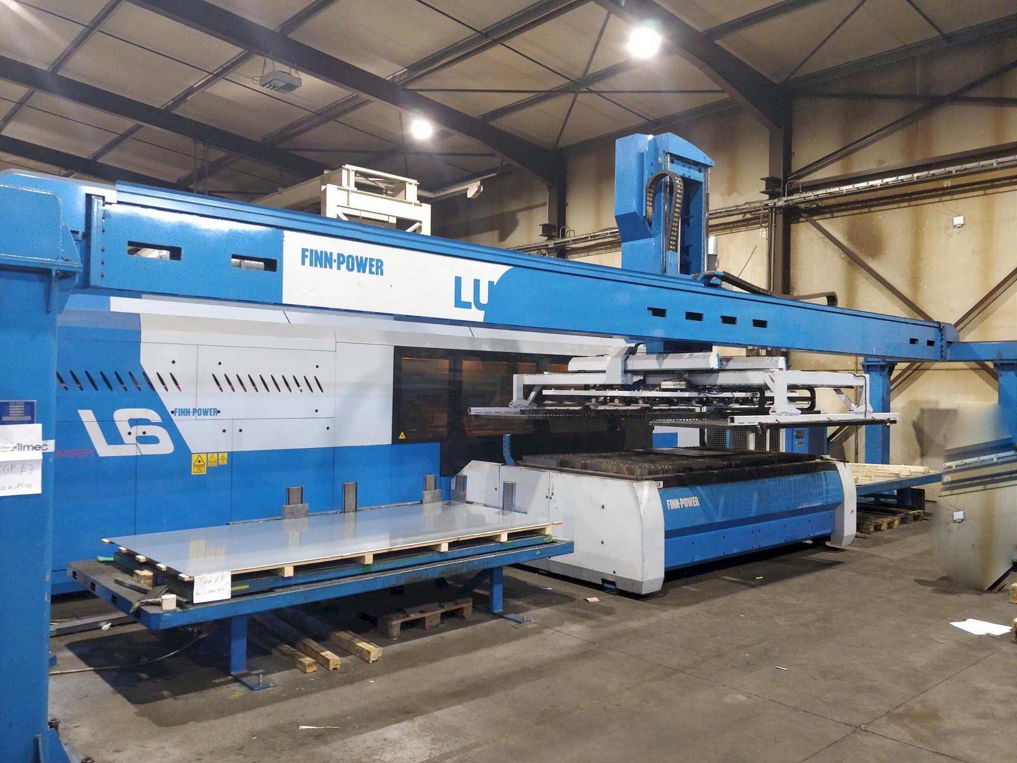 Čelní pohled  na Finn-Power L6  stroj