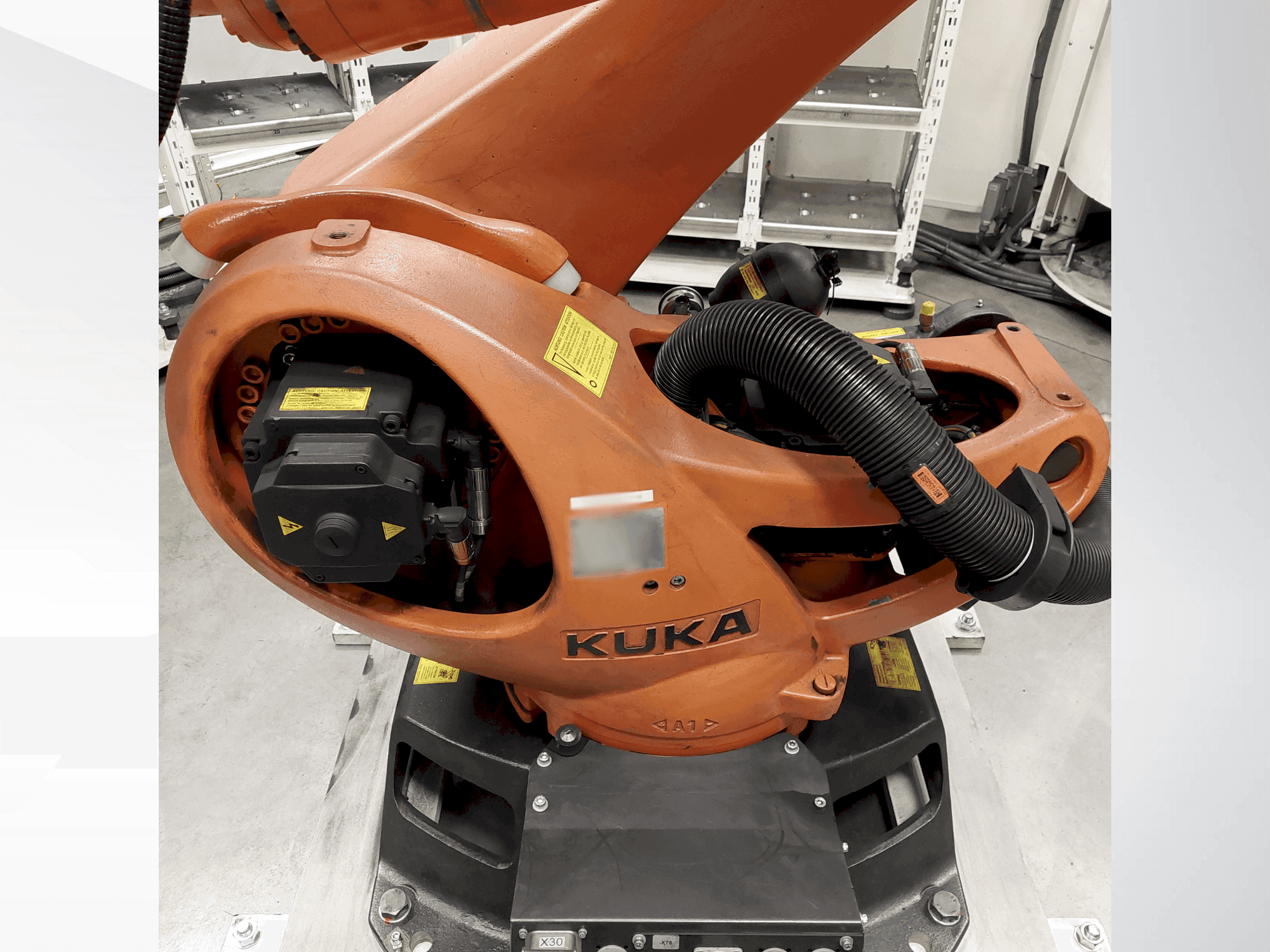 Čelní pohled  na KUKA KR 90 R2700 pro  stroj